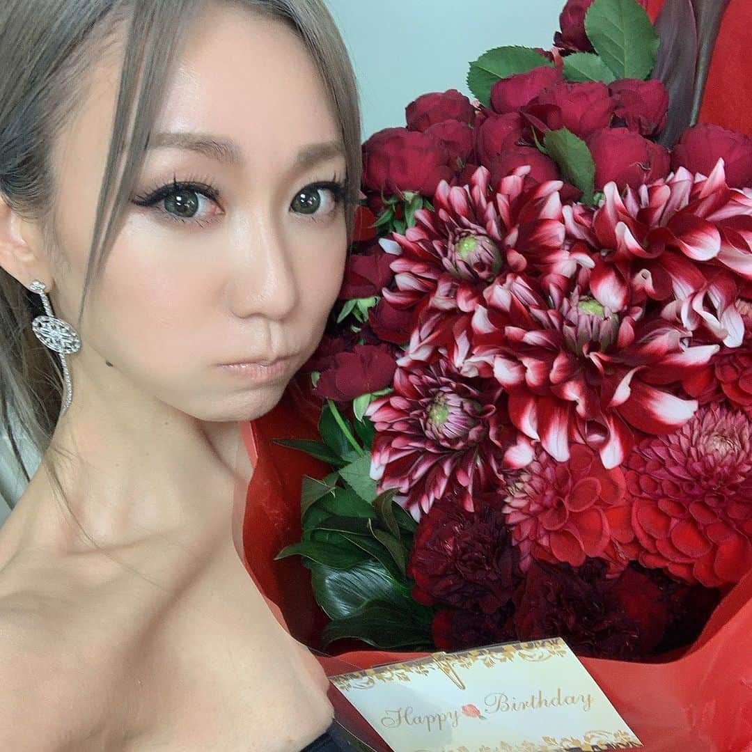 倖田來未さんのインスタグラム写真 - (倖田來未Instagram)「.﻿ 実は37歳ラストのお仕事は、フジテレビさまでした！﻿ ﻿ スタッフのみなさんから、おめでとー花束頂きました！！！﻿ ﻿ 綺麗！！！幸せだなぁ〜﻿ ﻿ #フジテレビ #スタッフの皆様 #ありがとうございました #幸せです #皆さんのように #たくさんの愛を届けられるように #頑張ります #倖田來未 #kodakumi ﻿」11月13日 2時12分 - kodakumi_official