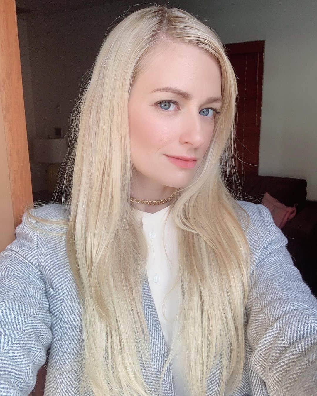 ベス・ベアーズのインスタグラム：「#thirsty press day selfie 🤣. Gearing up for a day of work + press with my girl @tichinaarnold and early morning glam with my other favorite gals @hairbyaviva @kmannmakeup」