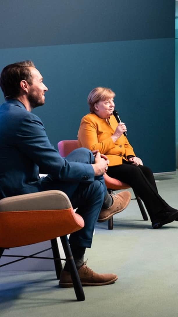 アンゲラ・メルケルのインスタグラム：「Für Azubis hat die Corona-Pandemie vieles auf den Kopf gestellt – Kanzlerin Merkel hat sich im digitalen Bürgerdialog mit einigen von ihnen ausgetauscht.   #kanzlerin #bundeskanzlerin #merkel #corona #coronapandemie #covid19 #ausbildung #bürgerdialog #azubis #politik」