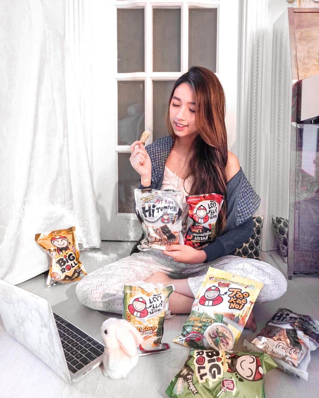 Moanna S.さんのインスタグラム写真 - (Moanna S.Instagram)「Off mode on!   Recently been snacking on Taokaenoi seaweed which I used to bring to every 🛴school picnic!  And I have discovered that they have so many exciting flavors now- truffle & black pepper, Korean spicy noodles🌶️ and even corn soup🌶️! The truffle & black pepper flavor is a nice addition to the seaweed tempura, while the Korean spicy noodles ones have a nice heat to them!🔥 #小老板海苔 @taokaenoiclub」11月13日 2時17分 - moannaxdessire