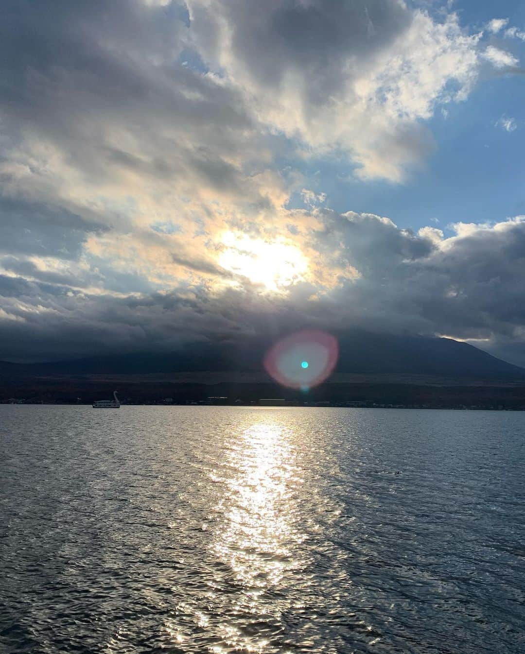 早川茉希のインスタグラム：「Mt.Fuji🗻  この時期、山中湖では 日没時に太陽が富士山の山頂に重なる #ダイヤモンド富士 が見られます💎  ロケでも狙ってみたけれど、、 残念ながら雲が厚くて見られず😭  いつかリベンジしたい🥺✨  お昼に食べた久しぶりの#ほうとう  美味しかったなぁ🤤  #山中湖 #富士山 #日没 #ダイヤモンド富士は #2月末まで #ディレクターさんがホッカイロ配ってくれた #ありがたや🙏 #山梨 #山梨観光 #ロケ #テレビロケ #リポート #ジョイスタッフ #フリーアナウンサー #早川茉希」