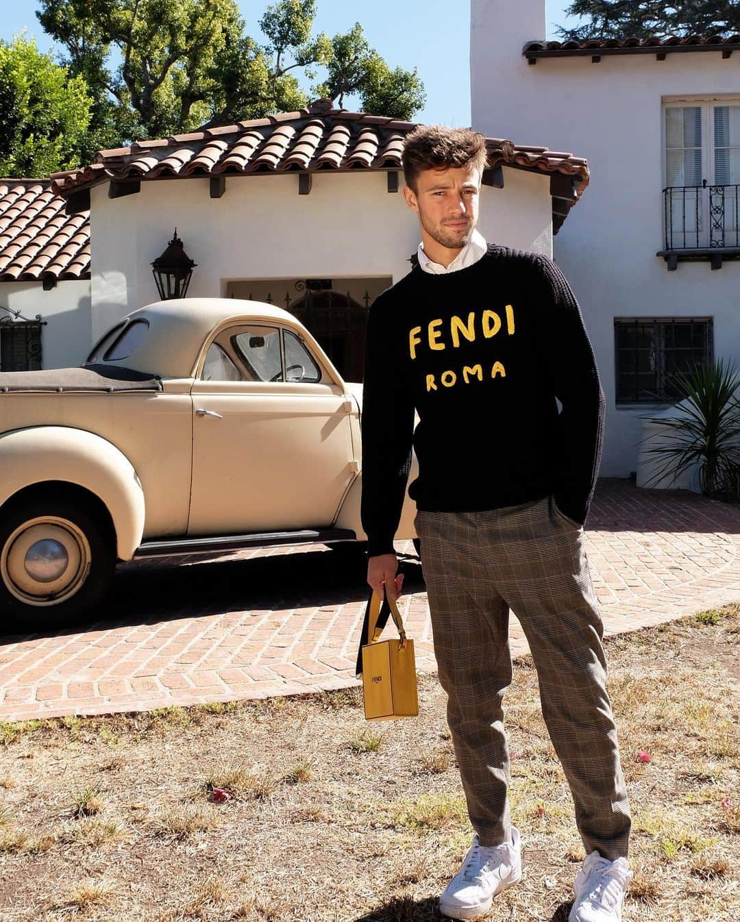 キャメロン・ダラスさんのインスタグラム写真 - (キャメロン・ダラスInstagram)「Mr. Right Now  #FendiHoliday #HollyJolly #FendiGifts #FisforFendi #Fendi #ad」11月13日 2時33分 - camerondallas