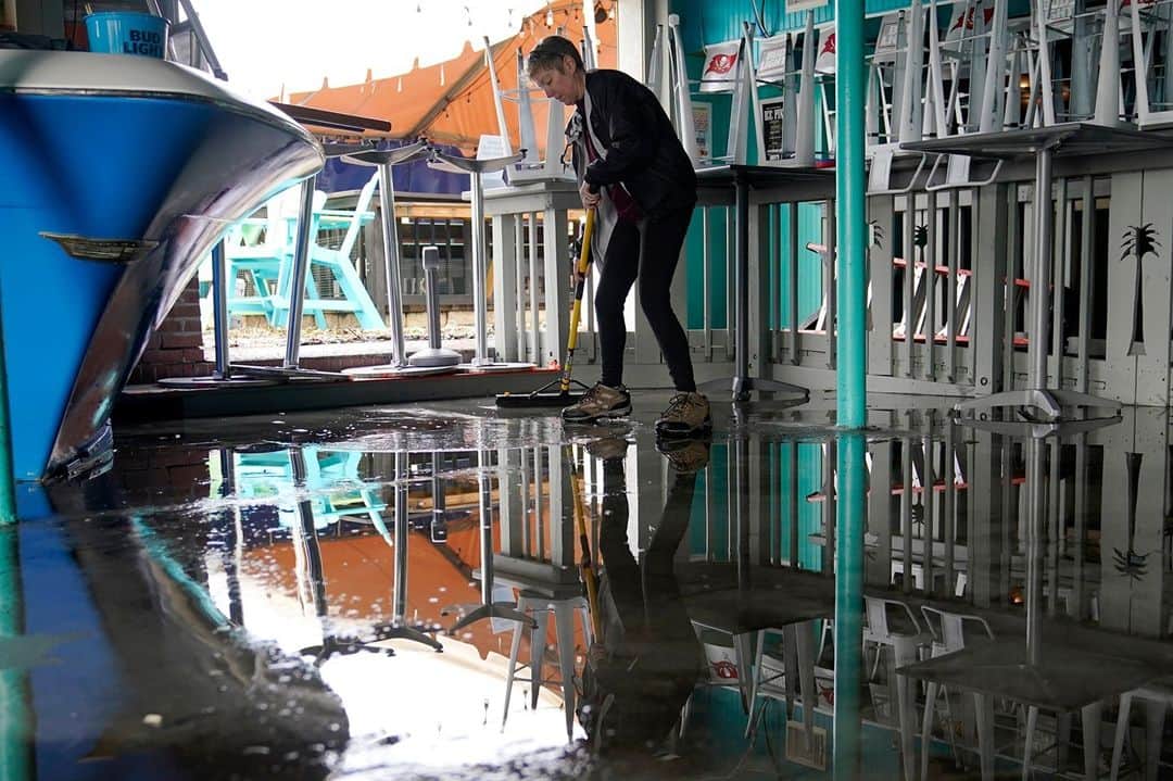 NBC Newsさんのインスタグラム写真 - (NBC NewsInstagram)「Kate Connell sweeps water and mud from the floor at Salty's Gulfport Bar in the aftermath of Tropical Storm Eta.⁠ ⁠ Latest at the link in our bio.⁠ ⁠ 📷 Lynne Sladky / @apnews」11月13日 2時26分 - nbcnews