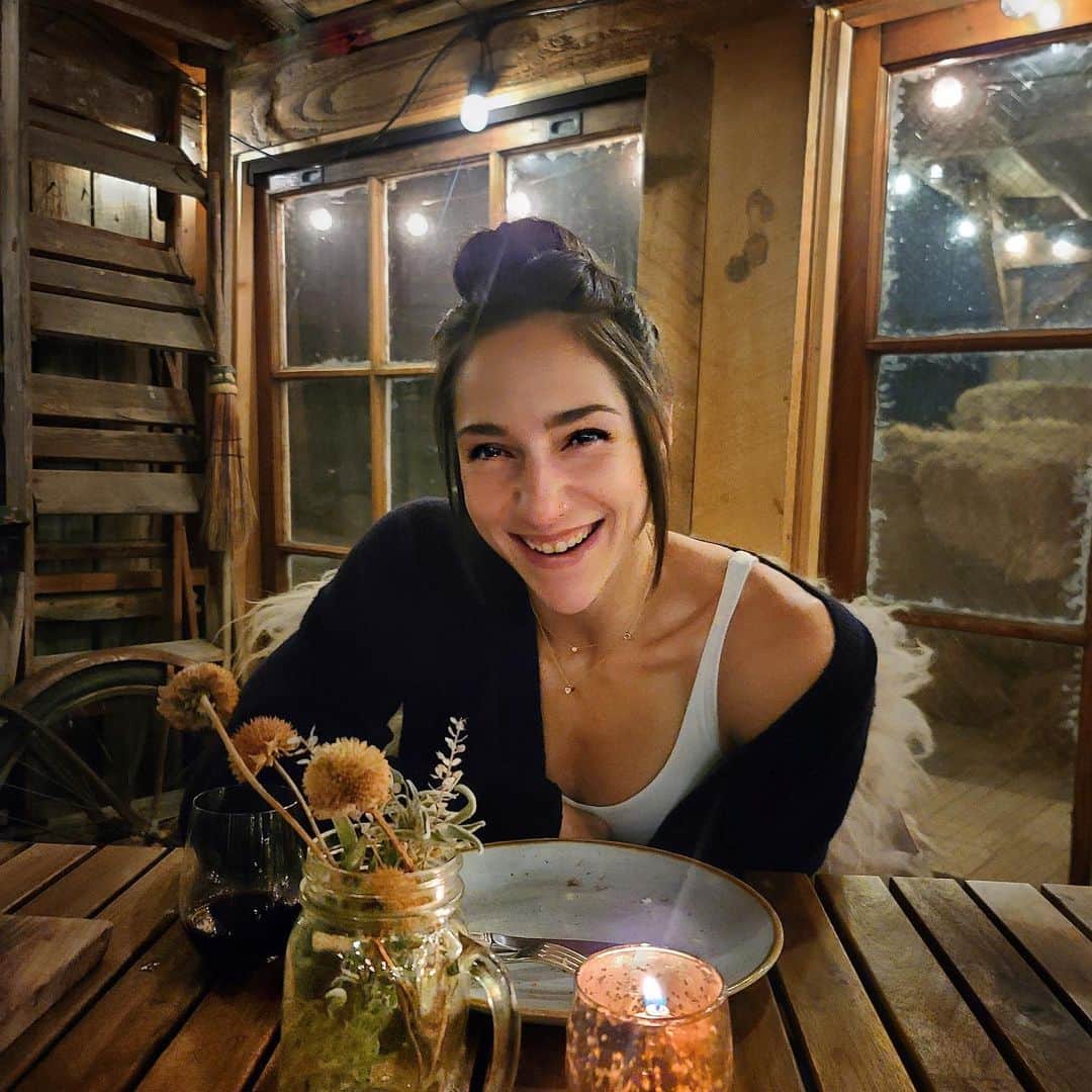 アレックス・パッチシオのインスタグラム：「Someone say Date Night?  YES PLEASE! 🙋🏻‍♀️ . I love getting out and playing rough on the rocks and in the dirt, but I also LOVE dressing up and going out for a nice meal for Date Nights!!! 😘 . Best of both worlds for sure and right now during these hard times for everyone, having a little bit of “normality”, even if it’s a nice meal out, helps my mind and calms my soul a bit. ✌️  . @robinoleary , you looked good too!!! 🥰 . This was from our meal the other night at @blackcatboulder , their farm location in Longmont. It was so cute, cozy and the food was AMAZING! @blackcatboulder is easily one of my favorite restaurants in the boulder area, check them out!!!  ❤️ #mentalhealthmatters #bestofbothworlds #datenight #dressup #climbinggirls #happy #smile」