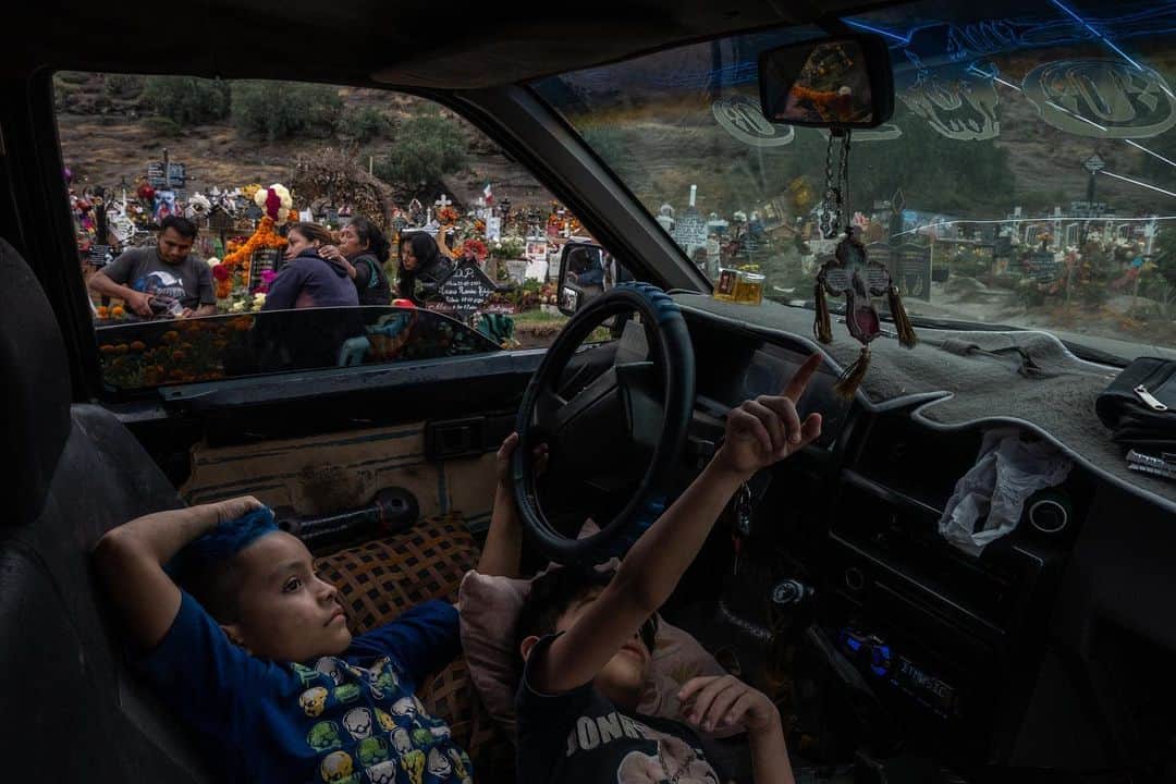 National Geographic Creativeさんのインスタグラム写真 - (National Geographic CreativeInstagram)「Photo by Cesar Rodriguez @cesar_rodriguezb / Andres and Alan wait inside their truck while their family mourns their grandfather, Eduardo Martinez, who they said died in a robbery. He was buried in Mexico’s Xico-Chalco cemetery, in one of the areas set aside for pandemic victims. “Like a painting, we will be erased. Like a flower, We will dry up here on earth. Like plumed vestments of the precious bird, that precious bird with the agile neck, we will come to an end.”–Nezahualcóyotl, ruler of Texcoco(1402-1472). Taken on assignment for @natgeo and @icrc」11月13日 2時27分 - natgeointhefield
