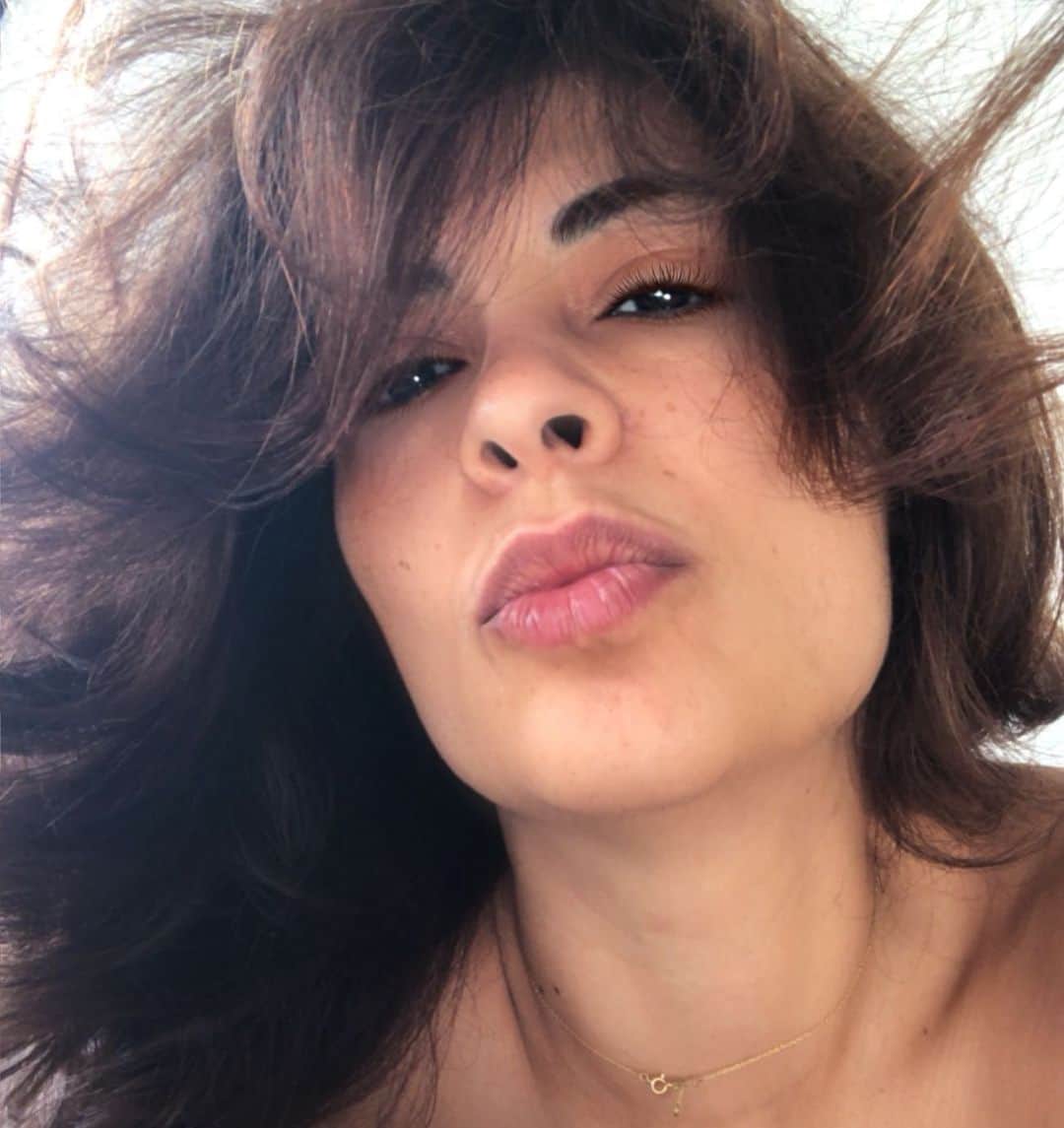 ヤスミン・アル＝マスリーのインスタグラム：「People are still dying trying to cross the ocean escaping another kind of death that’s worst.. but I love you and I don’t want U to feel despair starting your day .. so here is a kiss and a reminder to stay #kind and stay #awake #informed your backyard won’t do it anymore .. go to @proactivaopenarms to see the amazing work they are doing to rescue refugees in the water.. we are all  #refugees ❤️」
