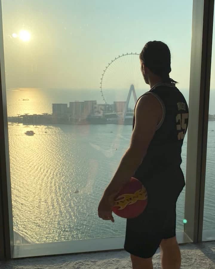 ショーン・ガルニエのインスタグラム：「Thanks @rixospremiumdubai for the experience 🏪👌 @hakim.am 🎞    #Dubai #hotel #urbanball #seangarnier #skills #UAE」