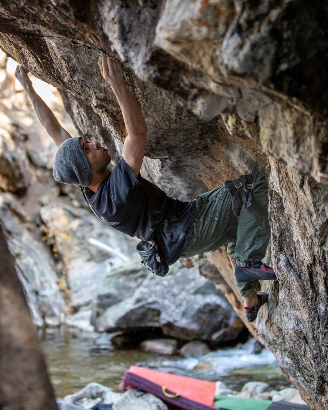 ポール・ロビンソンのインスタグラム：「Here is a shot of my homie @jgass520 on the last boulder of the trip. I’ve known John since I think I was round 13 or 14 so almost 20 years. Wow how the times fly! Can’t wait to get out and climb with you more dude! #bouldering」