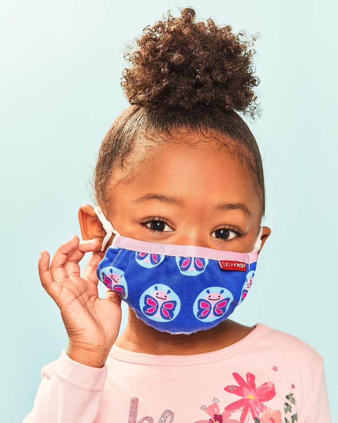 Skip Hopさんのインスタグラム写真 - (Skip HopInstagram)「ZOO® Adjustable Kids' Face Masks have your little ones covered! 😷 Your kids will ❤️ these soft and breathable double-layer cotton jersey masks with kid-friendly adjustable straps for a custom fit! 🦋🦖  #facemasks #kidmasks #skiphop」11月13日 2時42分 - skiphop
