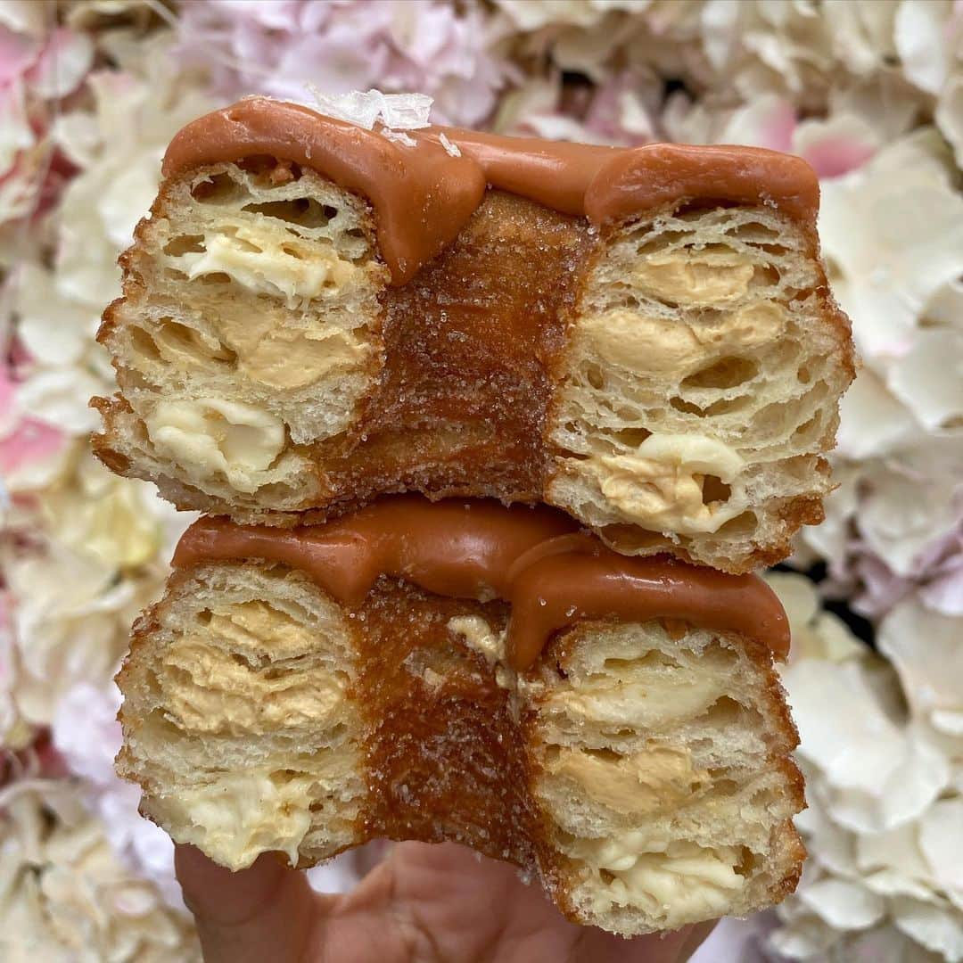 DOMINIQUE ANSEL BAKERYさんのインスタグラム写真 - (DOMINIQUE ANSEL BAKERYInstagram)「November’s Brown Butter & Salted Caramel Cronut®, filled with brown butter ganache and salted caramel ganache. A sprinkle of Maldon sea salt on top to finish. Preorders up at NYC.CronutPreorder.com for pick-ups in Soho.」11月13日 2時35分 - dominiqueansel