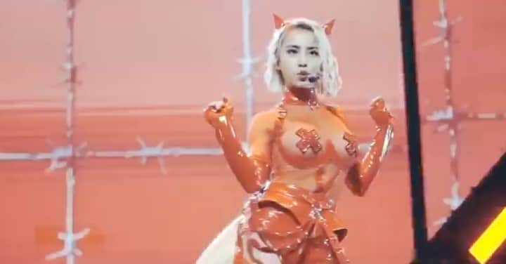 Nika Kljunのインスタグラム：「‼️✨ THEY ARE BACK AT IT AGAIN ✨‼️ The #UglyBeautyWorldTour has returned! 🎫🤩🍿 🎤 @jolin_cai #jolincai #NikaKljunChoreography . Choreographing for an absolute ICON, the queen of Asian Pop, @jolin_cai was truly a joy 😍🎶🌟 and seeing how the show came together was epic! 🔥  .  I’m so happy that audiences can finally enjoy this amazing show again 😁👏🏼. It was way too good to miss! The reviews have been phenomenal 🏆- it really is a captivating experience start to finish ✨, and I’m still so excited to have been a part of the awesome creative team ❤️💪🏼 . Of course, you can’t go wrong with the phenomenal creative direction of @thesquareddivision and their team @kaylie_yee @zacbrazenas @dailydancerdiet & I’m proud to have also worked alongside @tessandrachavez , @rudyaabreu , @kieltutin @dailydancerdiet who all gave their own unique flavors to the show 💎 🎯 🦋. Sooo goood!!! The dancers are also incredible, & worked so hard and diligently to bring our visions to life 💃🏼🕺🏻🙏🏼 Thank you for all hard work and positive energy in rehearsals!!  . If you have the opportunity to check out #TheUglyBeautyWorldTour ... you are in for a treat! Be sure to let me know what you think 😉🙌🏼  . #jolincai #uglybeautyworldtour #backonstageagain #liveshow #nikakljun #cpop #taiwan #taiwanese #taiwanesegirl #chinesegirl #danceworld #showtime #dancelifestyle #fullout #concertlife #thesquareddivision #ilovewhatido」