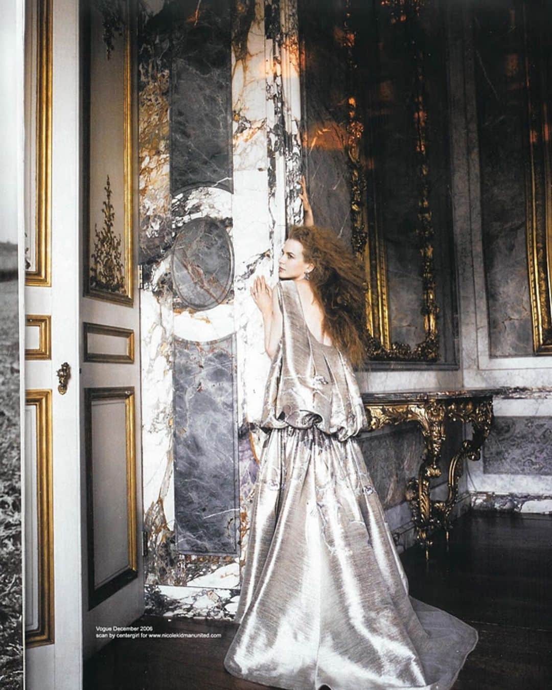 のインスタグラム：「The Incomparable @nicolekidman  @nicolekidman 🌟⭐️🌟⭐️🌟 for @voguemagazine 2006 in #Zacposen Underwater jacquard gown 📸 @mariotestino . The piece now lives in London in the collection of the @vamuseum 🇬🇧♥️」