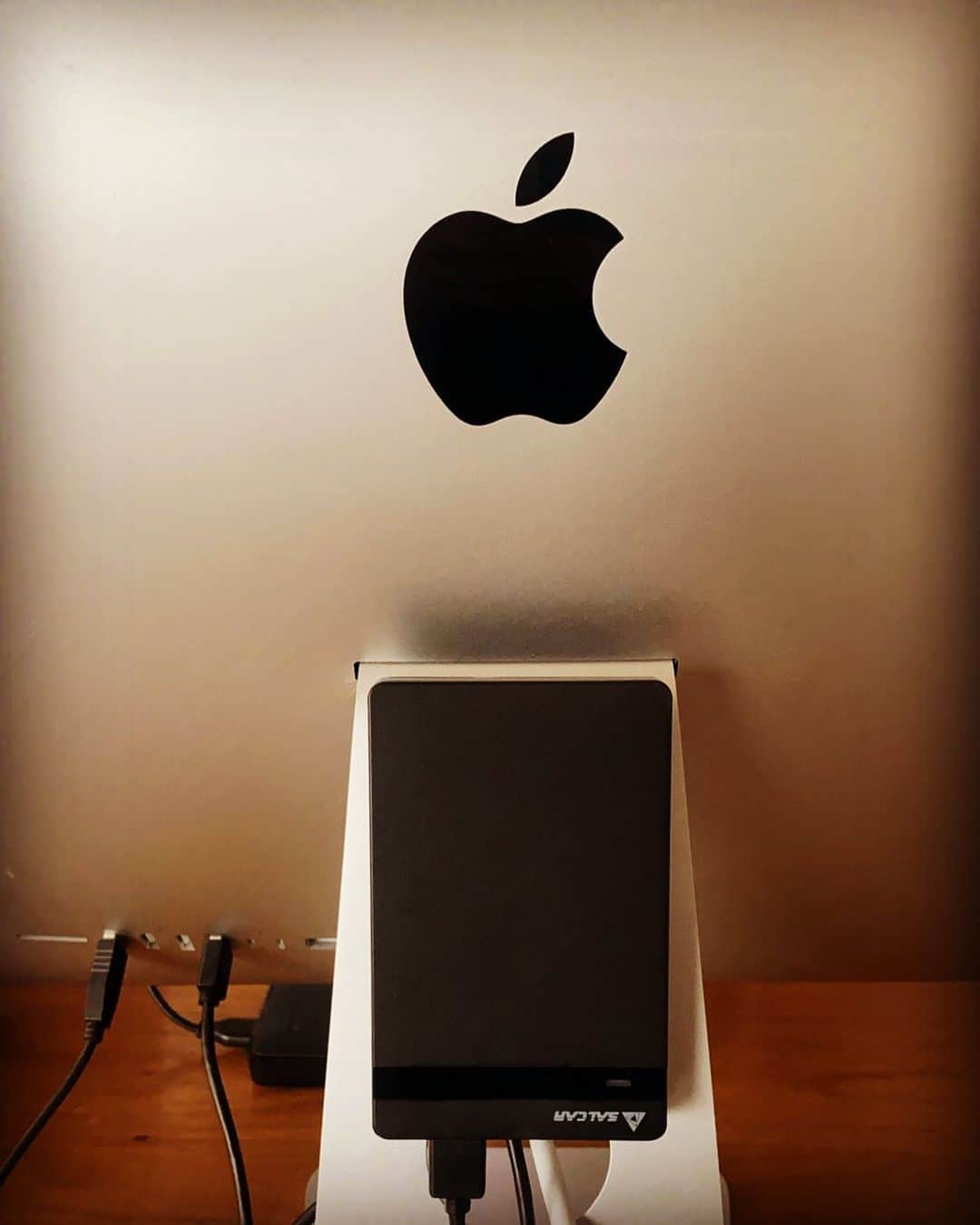 浅田信一のインスタグラム：「昨年導入した事務所用iMac🖥  HDDの読み込みが遅くて困っていたのだけれど、起動ディスクを外付けのSSDにしてみたら爆速に！⚡️  これならまともに使えるね✨」