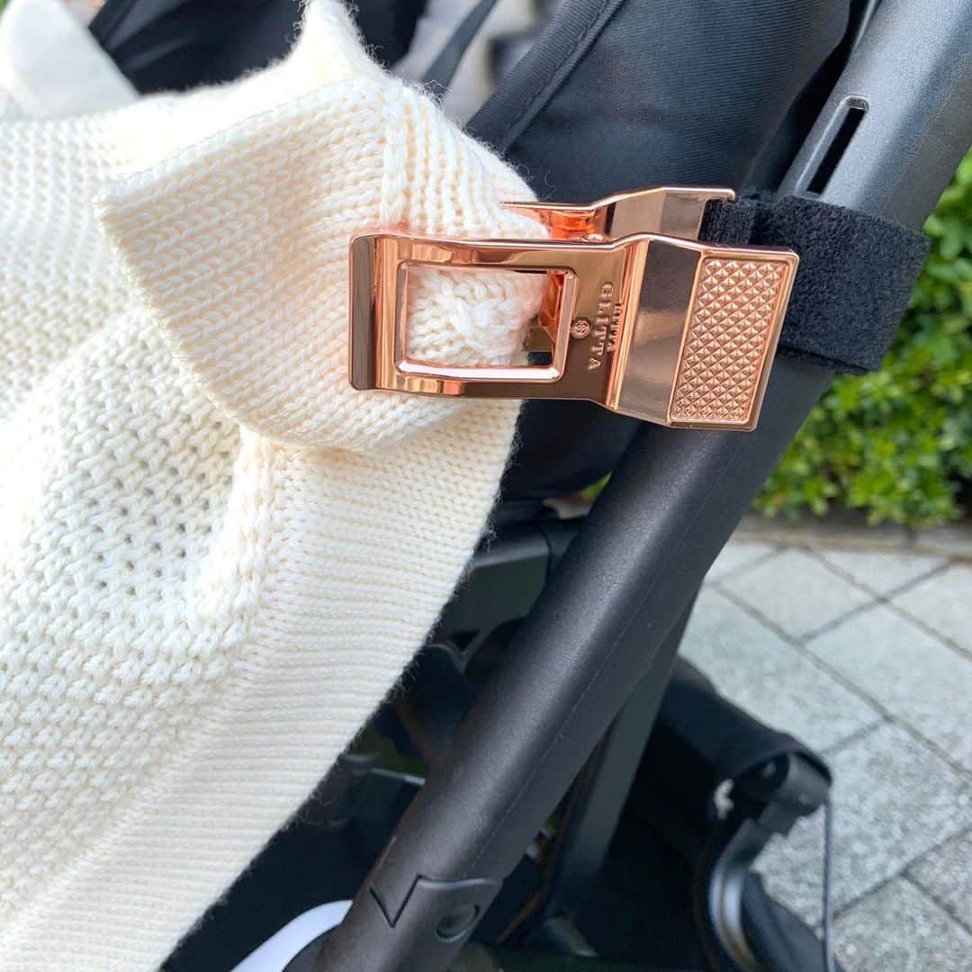 blossom39_officialのインスタグラム：「シンプルで無駄を省いたおしゃれなブランケットクリップ 《LITTA GLITTA》ピクシークリップ  イギリス生まれのLITTA GLITTA（リッタグリッタ）は育児生活のファッション性を大切にしたい新しい価値観を生み出すベビーブランド。  まるでアクセサリーのような、ベビーグッズとは思えないほどラグジュアリーな印象を与えるブランケットクリップです☆  ピクシークリップの自慢は力強いホールド力！ 最大約2.5cmまでの厚みのブランケットを挟むことができます◎  また クリップにブランケットを通してから挟むので、どんな厚みにもしっかりキャッチして力強くホールドしてくれるため、ブランケットが外れて落ちる心配もありません。  カラーは上品な光沢感があるローズゴールド、シルバー、ブラックの3色展開。  お持ちのベビーカーとコーディネートして、おしゃれにお出かけを楽しみましょう♪  #blossom39 #ブロッサム39 #littaglitta #リッタグリッタ #ピクシークリップ #ブランケットクリップ #ベビーカーアクセサリー #ベビーカー用品 #赤ちゃんのいる生活 #赤ちゃんのいる暮らし」