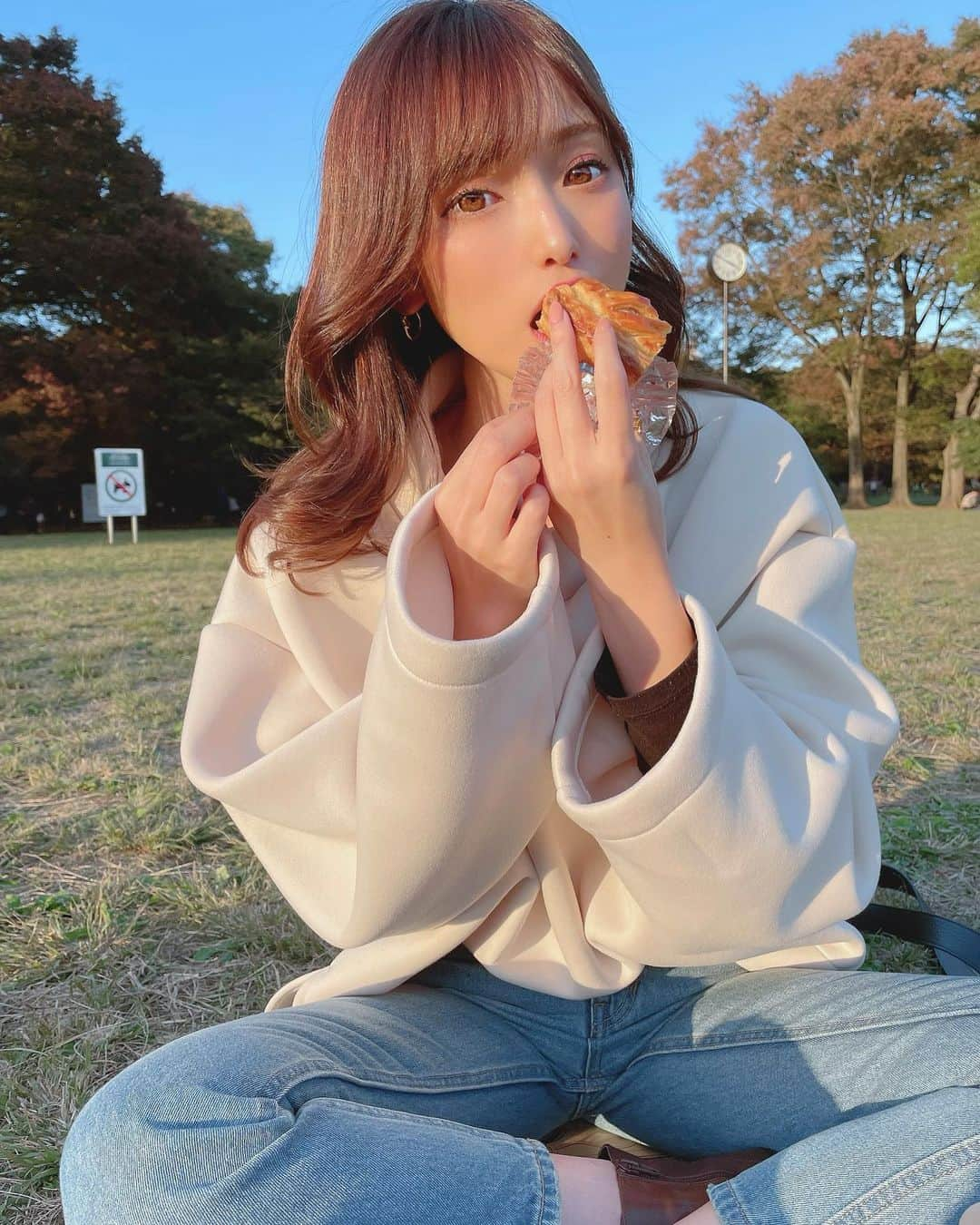 引地裕美さんのインスタグラム写真 - (引地裕美Instagram)「アップルパイ食べたくて @grannysmith_pie へ🥧❤️  アップルパイ専門店だよ🍎🍎🍎  ここはTAKEOUTのみだから🥡 代々木公園へ🚶‍♀️💨 公園で食べるとか女子力高い🥳笑  ヒートテック見えてる🤭  #アップルパイ専門店 #アップルパイ #murua  #引地裕美 #モデル #rq #レースクイーン #얼스타그램 #照片 #粉我  #ゆうみ服 #패션스타그램 #데일리코디 #패션 #时装」11月12日 17時42分 - yuumihikichi