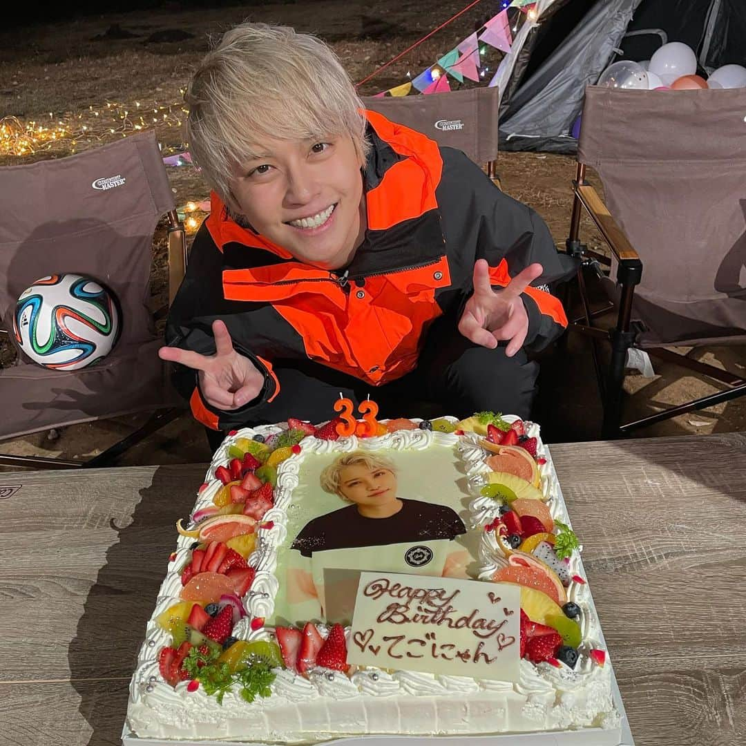 手越祐也さんのインスタグラム写真 - (手越祐也Instagram)「昨日は誕生日生配信してたよー！ 33歳の誕生日をみんなと過ごせて楽しかった🎂 後悔しないように毎日全力で楽しみますー♪ 動画見た人は分かるけど、、、まだちゃんとしてるケーキの写真です笑 あとは、みなとみらい桜木町の夜景をお裾分け😊  I did live streaming for my birthday yesterday! It was fun to spend my 33rd birthday with you all 🎂 I'm going to enjoy every day to the fullest so that I don't regret it! If you've seen the video, you'll know, but, here's a picture of the cake that's still in place lol After that, I’ll share the night view of Minato Mirai Sakuragi-cho with you😊.  #手越祐也 #yuyategoshi #手越祐也チャンネル #手越祐也オフショット #てごにゃん #テイッ」11月12日 17時43分 - yuya.tegoshi1054