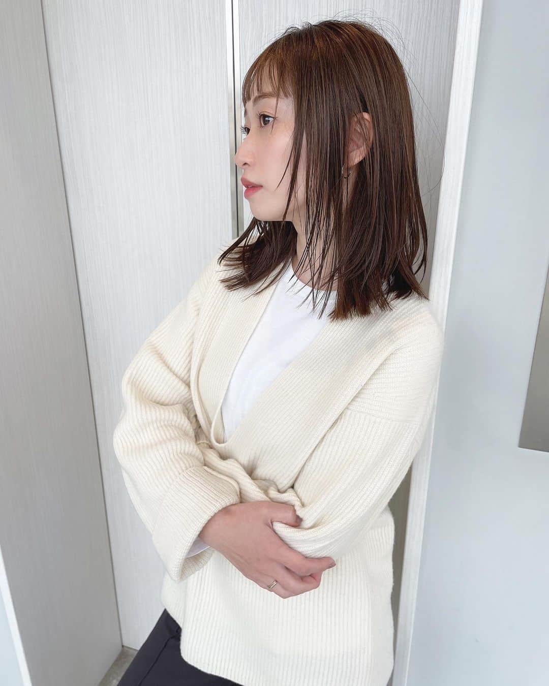 OYAMA KENICHIさんのインスタグラム写真 - (OYAMA KENICHIInstagram)「◽️ 𝐍𝐞𝐰 𝐡𝐚𝐢𝐫 ◽️ コテ入らず♡ いつもありがとうございます😌 #前髪カット #カット  #ハイライト #ミディアムヘア  #ベージュカラー #ぱっつん前髪 #レイヤーカット」11月12日 17時43分 - kenichi_oyama_