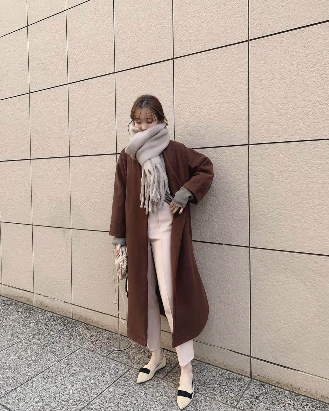 ___mikik___さんのインスタグラム写真 - (___mikik___Instagram)「こーで シンプルで綺麗なシルエットの @apretro_zozo のコート🧥 サイドのラウンドスリットも可愛い。 brown、pink、moca、beige 好きな色だらけ🤍 ⠀ coat…#apretro tops…#roku pants…#drawer shoes…#jimmychoo stole…#hyeon bag…#bottegaveneta  ⠀ #fashion#ootd#zozotown#apretro_zozo#アプレトロ#ヘヨン#ボッテガヴェネタ#ジミーチュウ#ロク#ドゥロワー#アプレトロカーディガン#1000円クーポン#大人コーデ」11月12日 17時46分 - ___mikik___