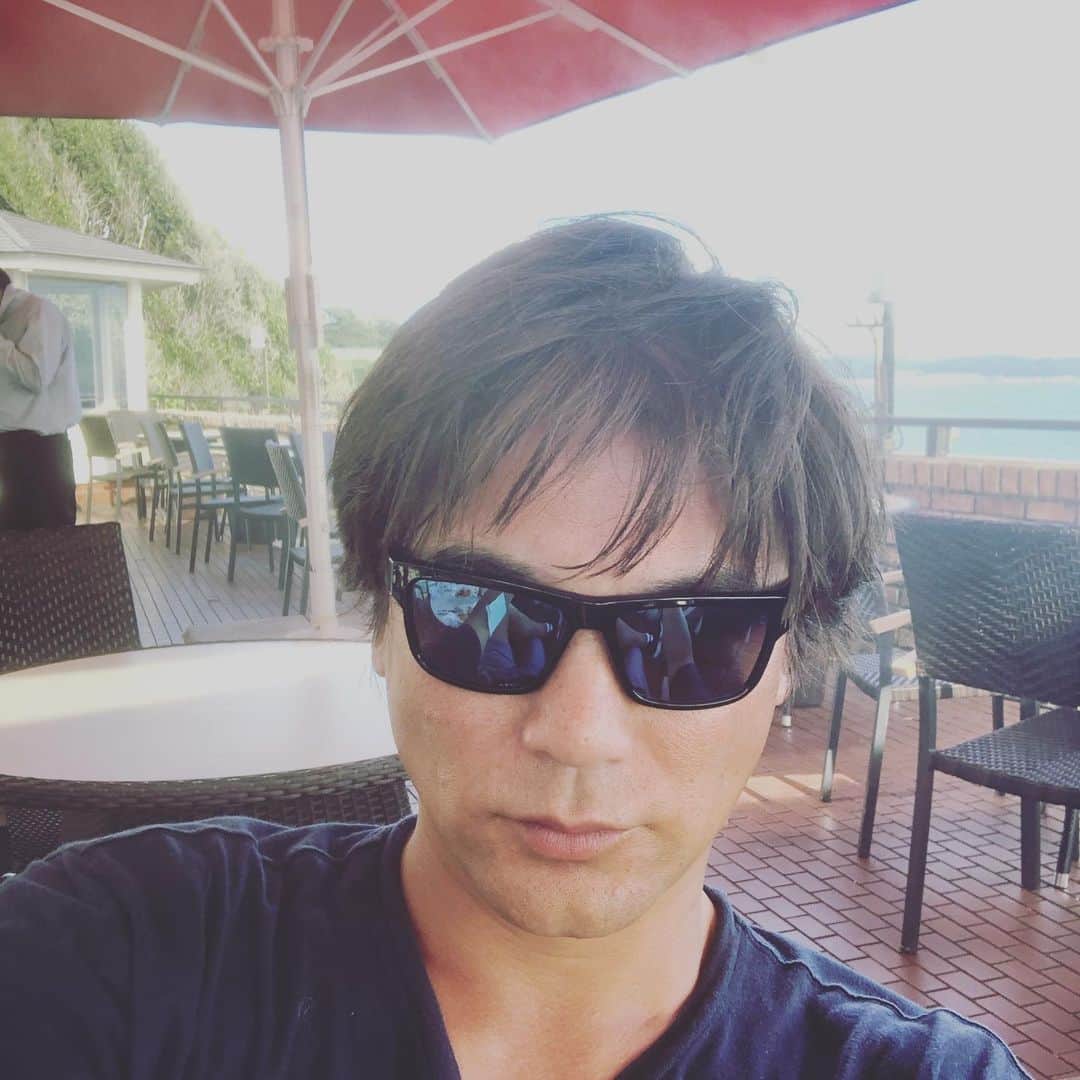 中村譲のインスタグラム：「夏の思い出part3 七里ヶ浜にこんな素敵なレストランがあったなんて〜野郎ばかりで行きました(笑) #七里ヶ浜 #アマルフィデラセーラ  #素敵なレストラン  #鎌倉グルメ  #夏の思い出  #amalfidellasera #hichirigahama #kamakurajapan #niceview #restaurant」