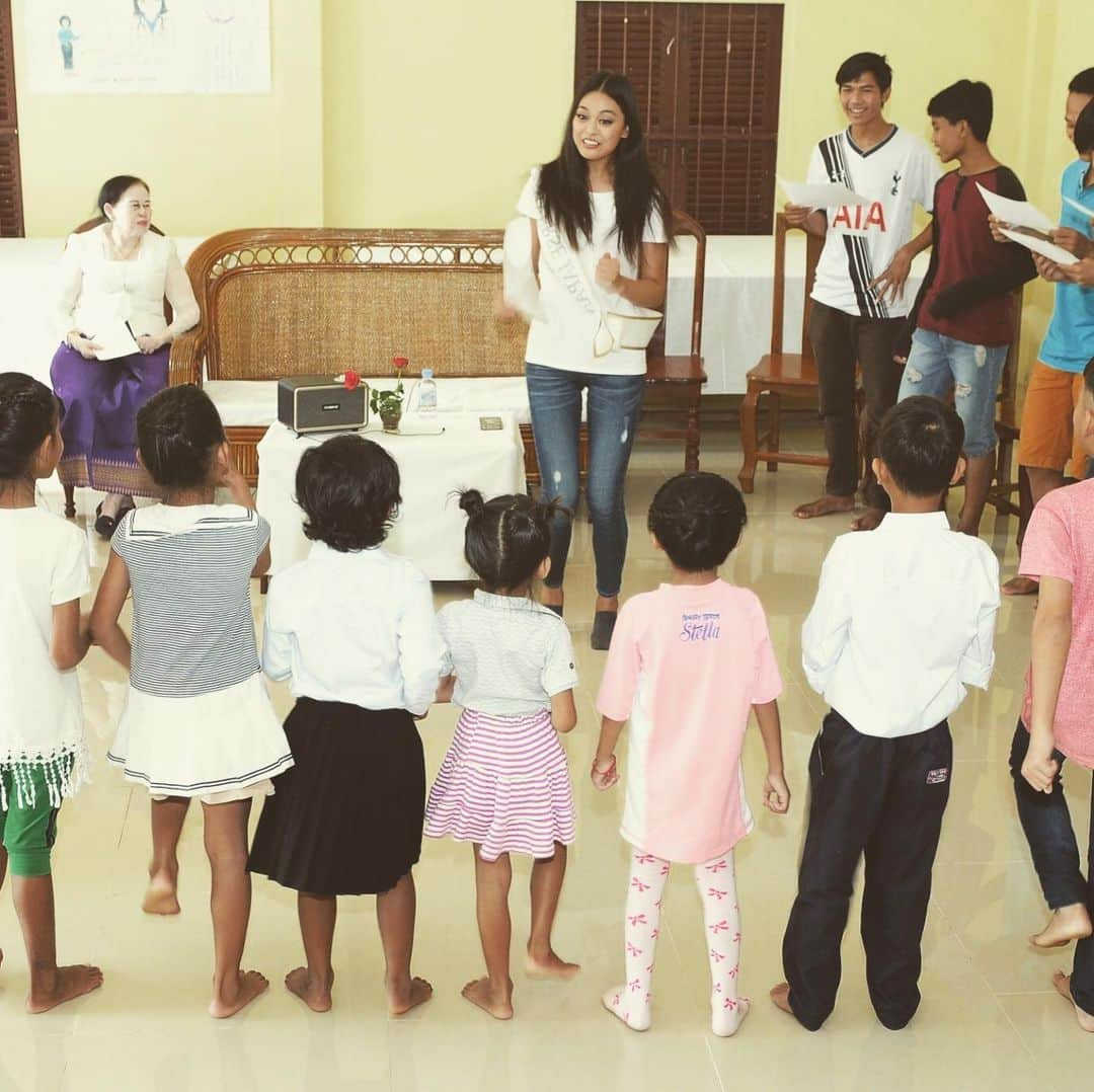 遊海 Yuumiのインスタグラム：「I miss traveling✨  Hope the children in Cambodia is doing well after the pandemic😔  #flashback #traveling #cambodia #children #love #peace #staysafe #lovely」