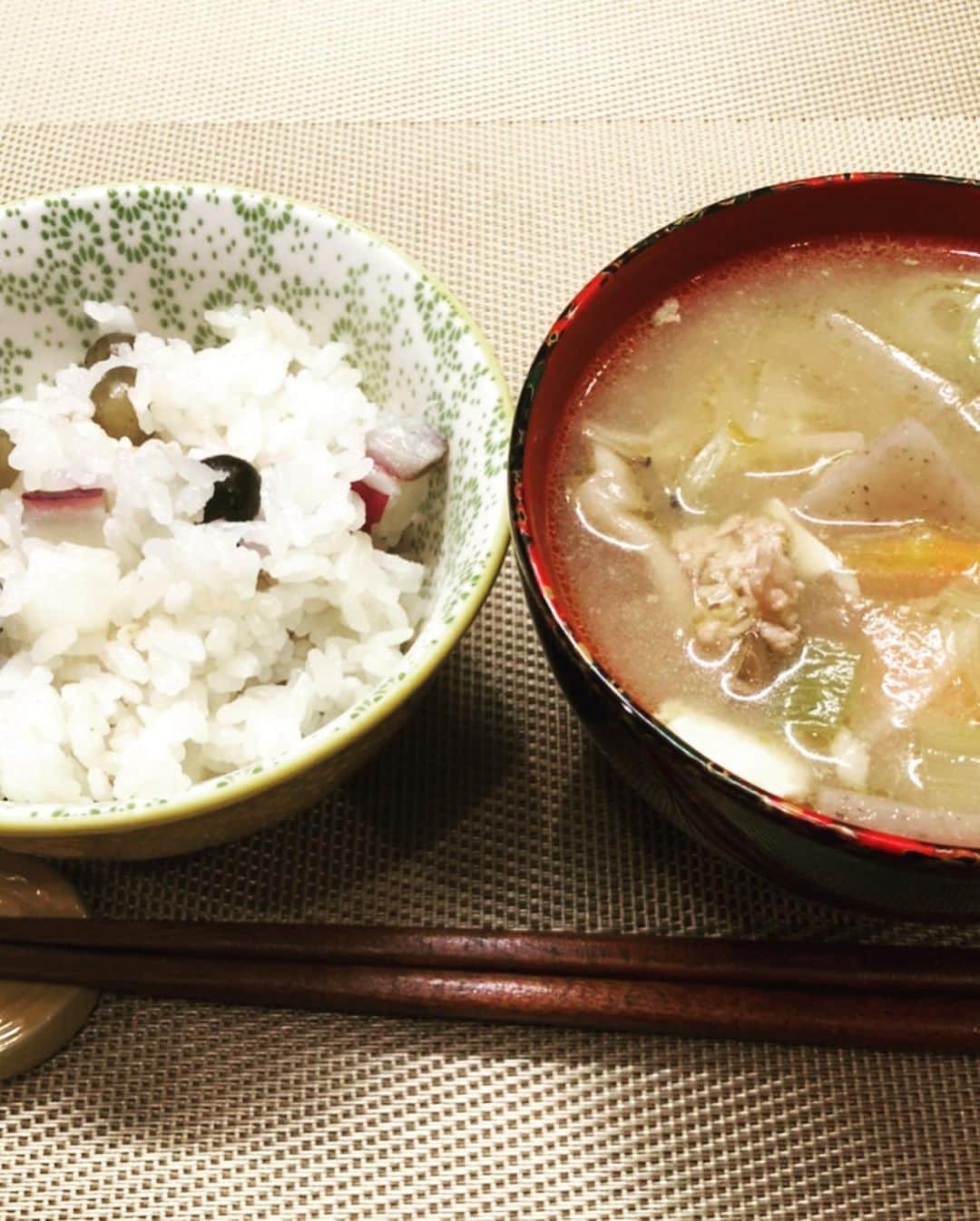 山口もえのインスタグラム：「自然薯のムカゴ✨ 今の時期しか食べられない 貴重なムカゴを タカさんから頂いてしまいました😂💕 ムカゴとサツマイモご飯と 塩茹でにして塩をふって 頂きました❣️ ごちそうさまでした🍽  ムカゴとは・・・ わき芽が養分を貯え肥大化した部分のこと  だから 栄養たっぷりなのです。 クセもなく食べやすく 塩茹でにするとサトイモのような食感です💕  #ムカゴ#自然薯#食欲の秋 #深町貴子 さん #ごちそうさまでした  #秋 は #美味しいものが #いーっぱい♡」