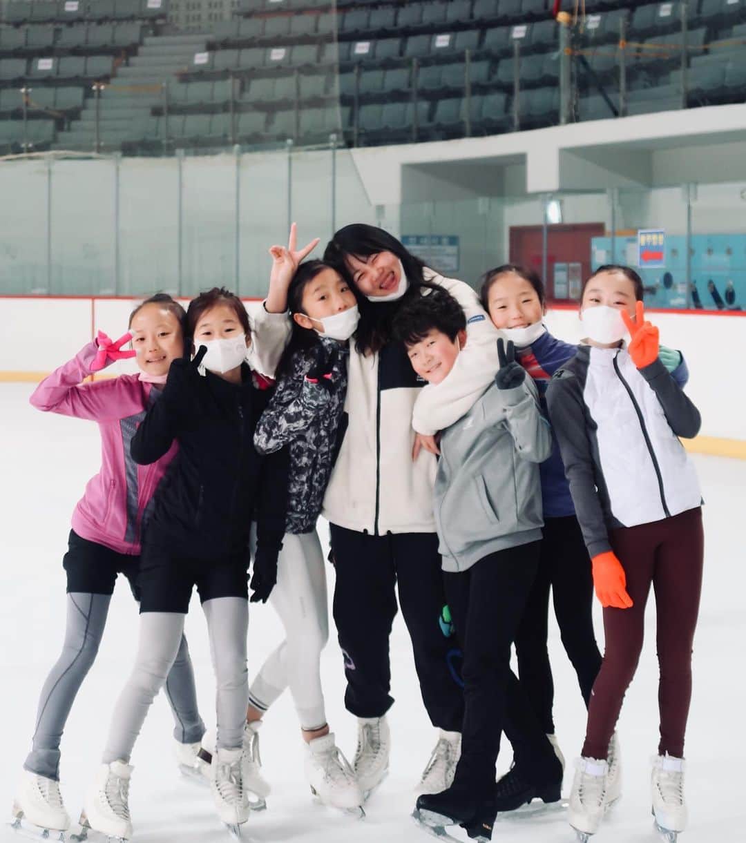 レベッカ・キムのインスタグラム：「우리 브이그만하자 ^^」
