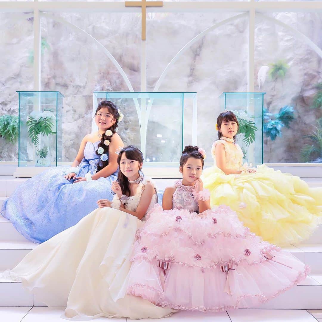 のインスタグラム：「同じく、こちらは結婚式場で撮影。 この日のために、ちちはセレマの互助会に入りました😝（会員限定のサービスなんです） CM出演とCMソングは月花が歌ってます。 まさにズブズブの関係です（笑）  #キッズフォトスタジオチョコ#セレマ #滋賀県#大津#写真館#二分の一成人式 #レンタルドレス#結婚式場」