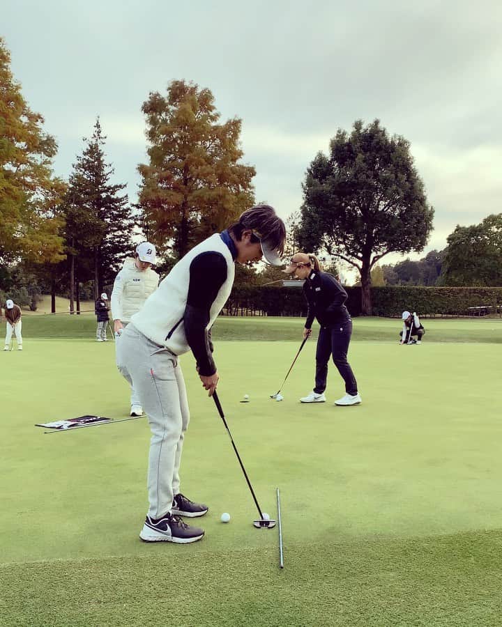 藤本麻子のインスタグラム：「少し良くなってきた😋🤎👍🏻 カップに入る入らないは別として 打ちたいところに打ててるかが重要🙆🏽‍♀️🧡 . 18ホールのゲーム展開が全然違ってくる。」