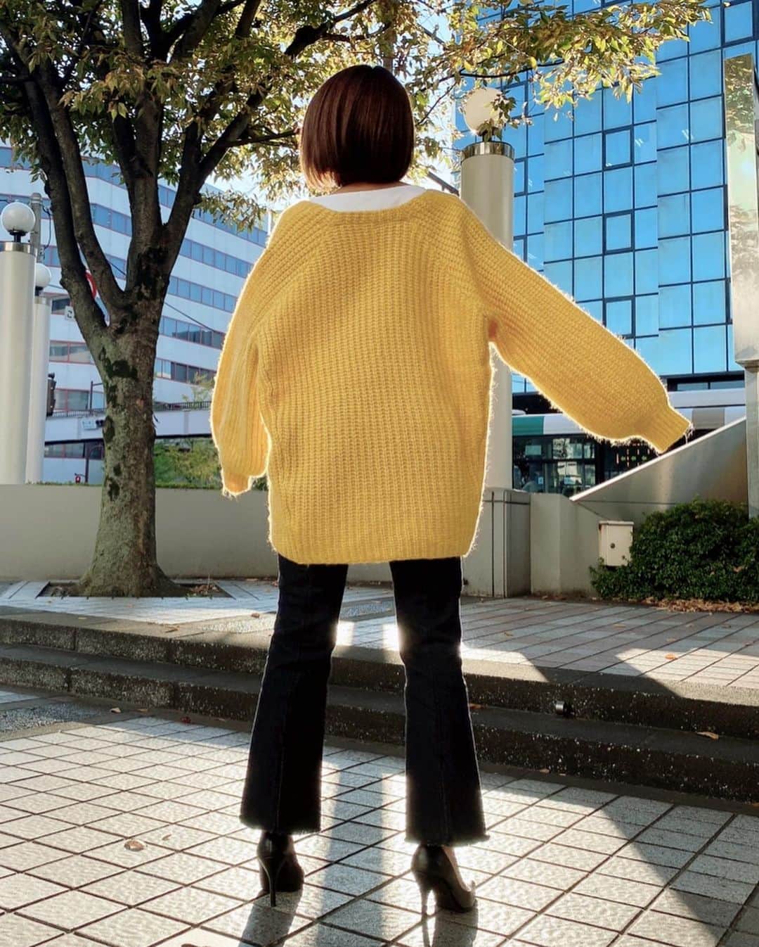 内村麻美さんのインスタグラム写真 - (内村麻美Instagram)「. 今朝のアサデスKBC 衣装は @raycassin_official でした♪ . お尻まで隠れる黄色の緩ニット🧶 黒のデニムワイドパンツ👖 . やはり、黄色好きだなあ♡ . #KBC #アサデス #アサデスKBC #raycassin #レイカズン」11月12日 17時51分 - asami___05