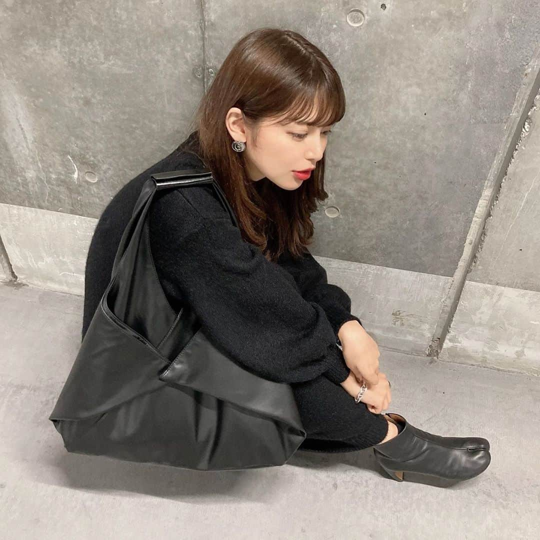 あやてん（島田彩加）さんのインスタグラム写真 - (あやてん（島田彩加）Instagram)「猫背やばくない  Toyomeの新作ニットワンピとマルジェラの新しいバッグお気に入りだ〜  ニットワンピの形がツボ🕊厚手だからアウター無くてもあったかいぜ  バッグは折り紙にインスパイアされたデザインらしくてかわい〜  #toyome  #maisonmargiela  #mm6  #mm6maisonmargiela  #margiela  #blackcode  #マルジェラ  #ブラックコーデ  #モノトーンコーデ  #全身黒コーデ  #あやてん」11月12日 17時54分 - ayatenchann