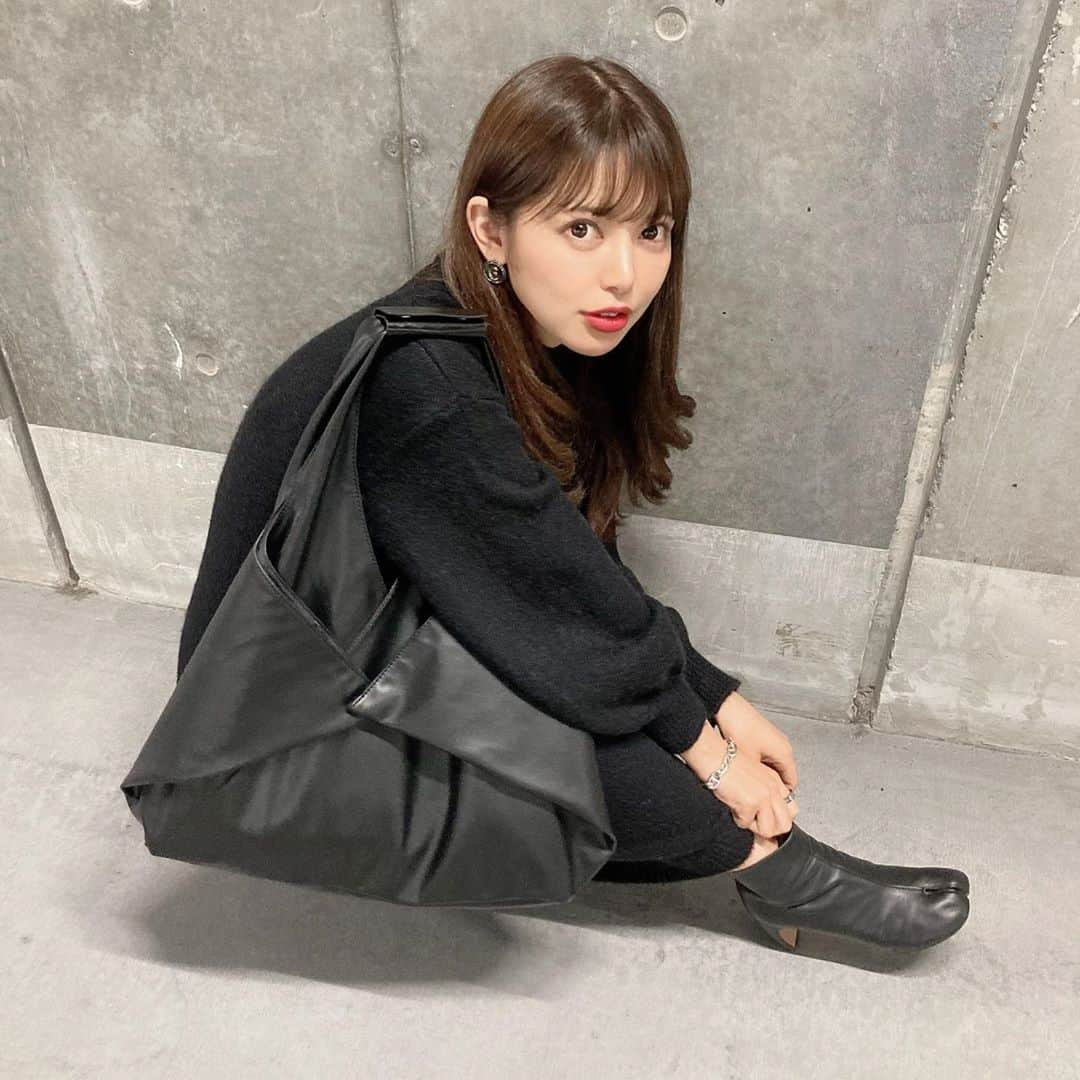 あやてん（島田彩加）さんのインスタグラム写真 - (あやてん（島田彩加）Instagram)「猫背やばくない  Toyomeの新作ニットワンピとマルジェラの新しいバッグお気に入りだ〜  ニットワンピの形がツボ🕊厚手だからアウター無くてもあったかいぜ  バッグは折り紙にインスパイアされたデザインらしくてかわい〜  #toyome  #maisonmargiela  #mm6  #mm6maisonmargiela  #margiela  #blackcode  #マルジェラ  #ブラックコーデ  #モノトーンコーデ  #全身黒コーデ  #あやてん」11月12日 17時54分 - ayatenchann