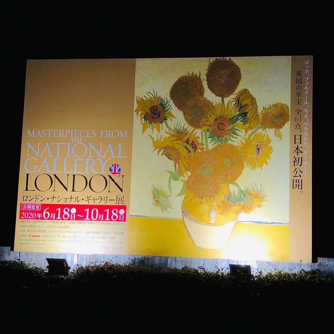 高橋花林のインスタグラム：「ロンドン・ナショナル・ギャラリー展行ってきました。  この展覧会のみどころのひとつが、ゴッホのひまわり。 ひまわりは連作ですが、その中でも一番みんなに連想されるひまわりが今回展示されていたものみたいですね。 前にあったゴッホ展の時は、このひまわりじゃないひまわりが来ていたので、どちらも楽しめてよかったです。（その時は星月夜がきていた！）  他にもルノアールやレンブラント、モネといった誰もが「あ〜！」となる画家の「あ〜！」となる作品が多かったです。 すごい良くて2回いきました。 ロンドン・ナショナル・ギャラリーすごいなあ、さすが「西洋絵画の教科書」。  西洋美術好きなので美術館によくいきます。  会期ギリギリに行って、時期的に匂わせみたいに思わせちゃうとあれかな〜と投稿してなかったけど、せっかく写真撮ったし最高に良かったので今更載せます(笑)  東京の会期は終わったけど、大阪は開催中なので興味あればぜひ！ 世界初開催なので！！」