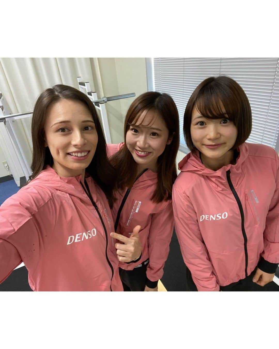 山中日菜美さんのインスタグラム写真 - (山中日菜美Instagram)「チーム冬季ウェアが届きました☺️❤︎ めっちゃかわいい… めっちゃ着やすい… とにかくめちゃめちゃ良い…  会社からのサポート、本当に本当にありがたいです😢！お仕事も楽しく、充実です☺️  冬季頑張ります！！ #mizuno さんありがとうございます！ #陸上ウェア  #冬季練習 #denso」11月12日 17時56分 - hnm__n