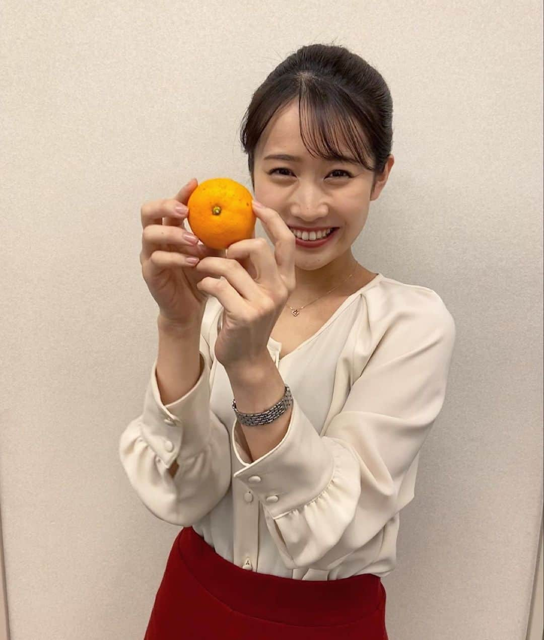 島津咲苗さんのインスタグラム写真 - (島津咲苗Instagram)「ヘアメイクを担当してくれている坂口さんにみかんをもらいました🍊(//∇//)  ちなみに、その坂口さんの力作 今日の髪型がこちら。さすがです😳  #今日の髪型 #編み込みアレンジ #編み込み #三つ編みアレンジ #三つ編み #アナウンサー #今日の衣装 #みかん #メーテレ #アナウンサー #島津咲苗」11月12日 17時56分 - sanae_shimazu