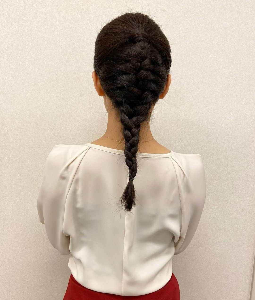 島津咲苗さんのインスタグラム写真 - (島津咲苗Instagram)「ヘアメイクを担当してくれている坂口さんにみかんをもらいました🍊(//∇//)  ちなみに、その坂口さんの力作 今日の髪型がこちら。さすがです😳  #今日の髪型 #編み込みアレンジ #編み込み #三つ編みアレンジ #三つ編み #アナウンサー #今日の衣装 #みかん #メーテレ #アナウンサー #島津咲苗」11月12日 17時56分 - sanae_shimazu