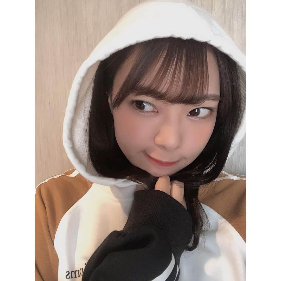 山田寿々のインスタグラム：「﻿ ﻿ パーカーが楽ちんでいいですね😻❤️﻿ ﻿今日もお疲れ様でした(⌒▽⌒) ﻿ ﻿ ﻿ #17kg #イチナナキログラム #パーカー #パーカー女子」