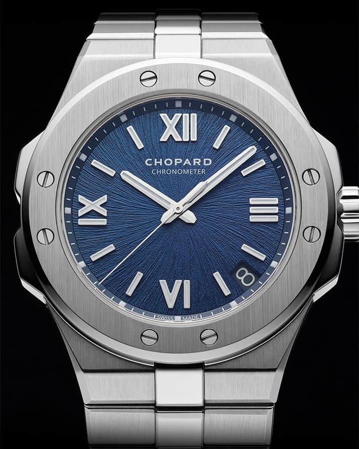 Yoshida 東京本店さんのインスタグラム写真 - (Yoshida 東京本店Instagram)「Chopard（ショパール）の名作「サンモリッツ」の再解釈から誕生した新アイコンコレクション「アルパイン イーグル」。ショパールが開発に4年をかけたという新しい合金「ショパール ルーセント スチール A223」をケースとブレスレットに採用。ダイアルはアルプスの氷河をイメージしたブルーに彩られ、スポーティかつ洗練された腕元に。  Ref. 298600-3001 アルパイン イーグル ラージ   アルパイン イーグル コレクションは、プロフィールリンクの弊社ウェブサイト⇒メニュー「MEN'S(メンズ)」or「LADIES'(レディス)」⇒「ショパール」⇒「アルパイン イーグル」まで。 *ゴールドやコンビケースなど、豊富なバリエーションがございます。  お問い合わせはこちら @yoshida_watch ———————————— YOSHIDA 東京本店 東京都渋谷区幡ケ谷2-13-5 TEL: 03-3377-5401 ————————————  #Chopard #ショパール #ChopardAlpineEagle #アルパインイーグル #YOSHIDA #ヨシダ #Sportwatch #Sportswatch」11月12日 18時00分 - yoshida_watch