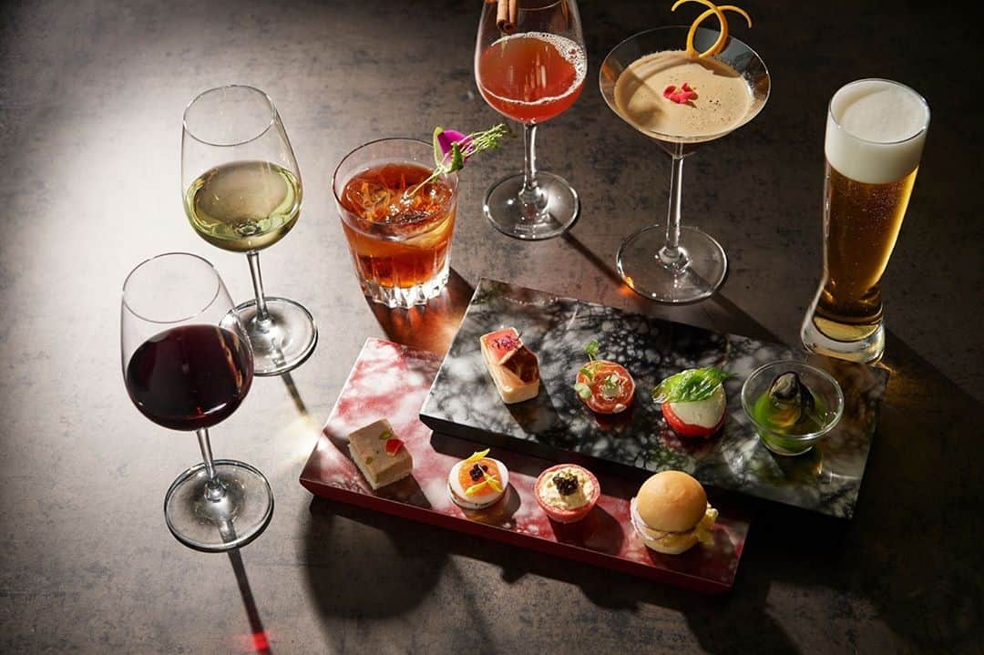 Conrad Tokyoのインスタグラム：「フリーフローと日本各地の旬の食材を使った一口サイズのアミューズブーシュをお楽しみいただけます。フェスティブシーズン限定メニューは12/19より。 Tuck in to bite-sized amuse-bouche using seasonal ingredients from all over Japan along with free flowing drinks at TwentyEight.  Share your own images with us by tagging @conrad_tokyo ————————————————————— #コンラッド東京 #コンラッド #ホテル #汐留 #東京 #新橋 #銀座 #トゥエンティエイト #バー #ラウンジ #アミューズ #女子会 #飲み放題 #フリーフロー #ビール #カクテル #ConradTokyo #StayInspired #Conrad #Tokyo #Shiodome #Shinbashi #bar #lounge #amuse #freeflow #drink #beverage #beer #cocktail」