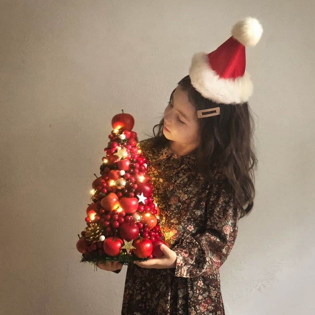 Afternoon Teaさんのインスタグラム写真 - (Afternoon TeaInstagram)「【クリスマスの記念写真を素敵に撮ろう！】 #Christmaswonderland ・ 今年のおうちクリスマス。 素敵なクリスマス写真をシェアすれば、会えないあの人にも温かい気持ちを届けることができるはず。 世界のサンタクロースたちの撮影をライフワークにしているプロの写真家・角田明子 @akiko_tsunoda　さんに、スマートフォンですぐにできる素敵な写真撮影のコツを伺いました。 ・ 📍物を撮影するときには… <2枚目> 「クリスマスツリーなどの物を撮影する時は、あえて全体を入れずに撮影してみましょう。 すると写真が小さく収まらず、物語風になります。 ・ 日中に撮影する時は、部屋のライトは消して、少し斜めの構図にしてみてください。 光をきれいに取り込めますよ。」 ・ 📍人物撮影では… <3枚目> 「クリスマスらしいキラキラのネオンと一緒に撮影する時は、真っ暗にしすぎてしまうとかわいい写真が撮れません。夕暮れくらいの光で、撮影するときれいです。 ・ フラッシュはなしで、自然光を活かして。人物の目線をあえて外すなど、動きを出すと素敵に仕上がります。 ・ 光と一緒に人物を撮影する時は、普通に撮影してしまうと自動補正がかかって明るくなってしまいます。補正を少し落としてみると雰囲気のある、クリスマスらしい写真を撮影できます。」 ・ みなさんもぜひクリスマスにたくさんの記念写真を撮ってみてくださいね！ ・ ＜教えてくれたのは＞写真家・角田明子さん 「穏やかで優しい時間と希望の光」をテーマとした写真を通して、広告や雑誌、CDジャケットなど、さまざまな分野で活躍。世界のサンクロースたちの撮影をライフワークにしており、毎年7月にデンマークで開催される「世界サンタクロース会議」にも出席。サンタクロースをこよなく愛する写真家。 ・ ・ ・ 他にもクリスマスのおうち時間を楽しく過ごすためのアイデアを公開中！ 詳しくは、プロフィールのリンクからどうぞ。 ➡@afternoontea_official ・ ・ ・ #AfternoonTeaLIVINGChristmas #AfternoonTeaLIVINGChristmas2020 #AfternoonTea #AfternoonTeaLIVING #アフタヌーンティー #アフタヌーンティーリビング #クリスマス #Christmas #XMAS #おうちクリスマス #写真撮影 #写真撮影のコツ #記念撮影 #クリスマスフォト」11月12日 18時00分 - afternoontea_official