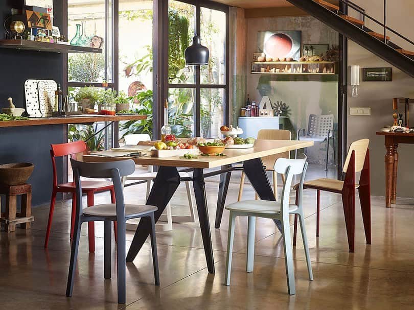 FLYMEeさんのインスタグラム写真 - (FLYMEeInstagram)「日本最大級の家具・インテリア通販サイト【 FLYMEe 】⁣ ⁣ 今回は【チェア・椅子】をテーマにご紹介します。⁣ ⁣ 空間に統一感を出すためには、チェアを選ぶ際テーブルや床材とのバランスを見て色や素材を決めることがポイントです。⁣ ⁣ そのためFLYMEeでは、チェアを木製からレザーやファブリック、ポリプロピレンなど様々な素材かつ価格帯も幅広く取り揃えおり、さらにモダン、ナチュラル、ヴィンテージなど幅広いテーマから、用途やシーン、好みのスタイルに合わせてお選びいただけます。⁣ ⁣ 【商品詳細の見方】 ⁣ ①投稿画像をタップ ⁣ ②表示される商品タグをタップ⁣ ③商品詳細ページへ ⁣ ⁣ 日本最大級の家具・インテリア通販サイト【 FLYMEe 】 ⁣ @flymee_official フライミー で検索🔎⁣ ⁣ #FLYMEe #Vitra⁣ #フライミー #チェア #椅子 #ダイニングチェア #パーソナルチェア #ダイニングルーム #リビング #海外インテリア #海外インテリアに憧れる #ナチュラルインテリア #シンプルモダン #カフェ風インテリア #ナチュラルな暮らし #植物のある暮らし #ナチュラルライフ #リノベーション #マンションリノベ #リフォーム #マンションリフォーム #内装デザイン #内装リフォーム #フルリノベーション #カフェテイスト #インテリアコーディネート #空間デザイン #家具選び #家具探し #インテリア通販」11月12日 18時00分 - flymee_official