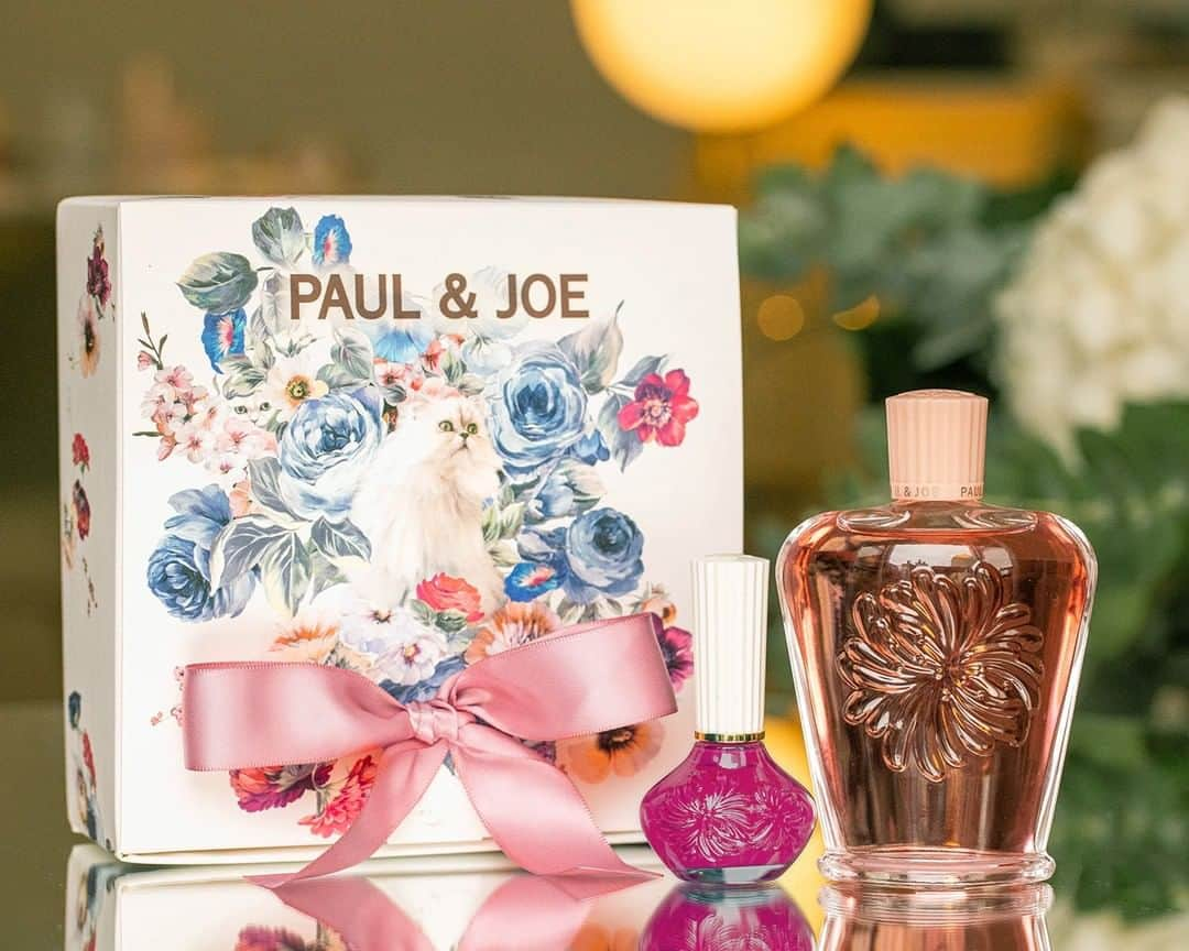 PAUL & JOE BEAUTEさんのインスタグラム写真 - (PAUL & JOE BEAUTEInstagram)「・ 〈Holiday Gift Guide〉 Give something special to someone special.  A vivid color that will pop during the drab winter months and a botanical-infused remover to protect the nails.  A beloved gift set♪  ■Nail Polish 16 ■Nail Enamel Remover ■Wrapping Box M 〈Available online and in-stores〉  〈Holiday Gift Ideas〉 大切なあの人に。一年分の感謝のキモチをこめて こんなギフトはいかが？  フェスティブシーズンの手元が華やぐ ビビッドなカラーのネイルと そっとやさしく、でもきちんとネイルをオフする リムーバーをセットして。  人気のギフトセットです♪  ■ネイル ポリッシュ 16   1,760 円（税込） ■ネイル エナメル リムーバー   1,320円（税込） ■ラッピング ボックス M   440円（税込） 〈店頭とオンラインショップで発売中〉 #PaulandJoe #paulandjoebeaute #ポールアンドジョー #holiday #holidaygift #bodycare #handcream #holidaycollection #christmas #christmasgift #beautiful #beauty #instagood #instabeauty #foundation #クリスマスギフト #ギフト #クリスマスプレゼント #ネイル #ホリデイネイル #ネイルリムーバー #美容 #美肌 #ツヤ肌 #透明感 #コスメ垢 #デパコス #うるおい」11月12日 18時00分 - paulandjoe_beaute