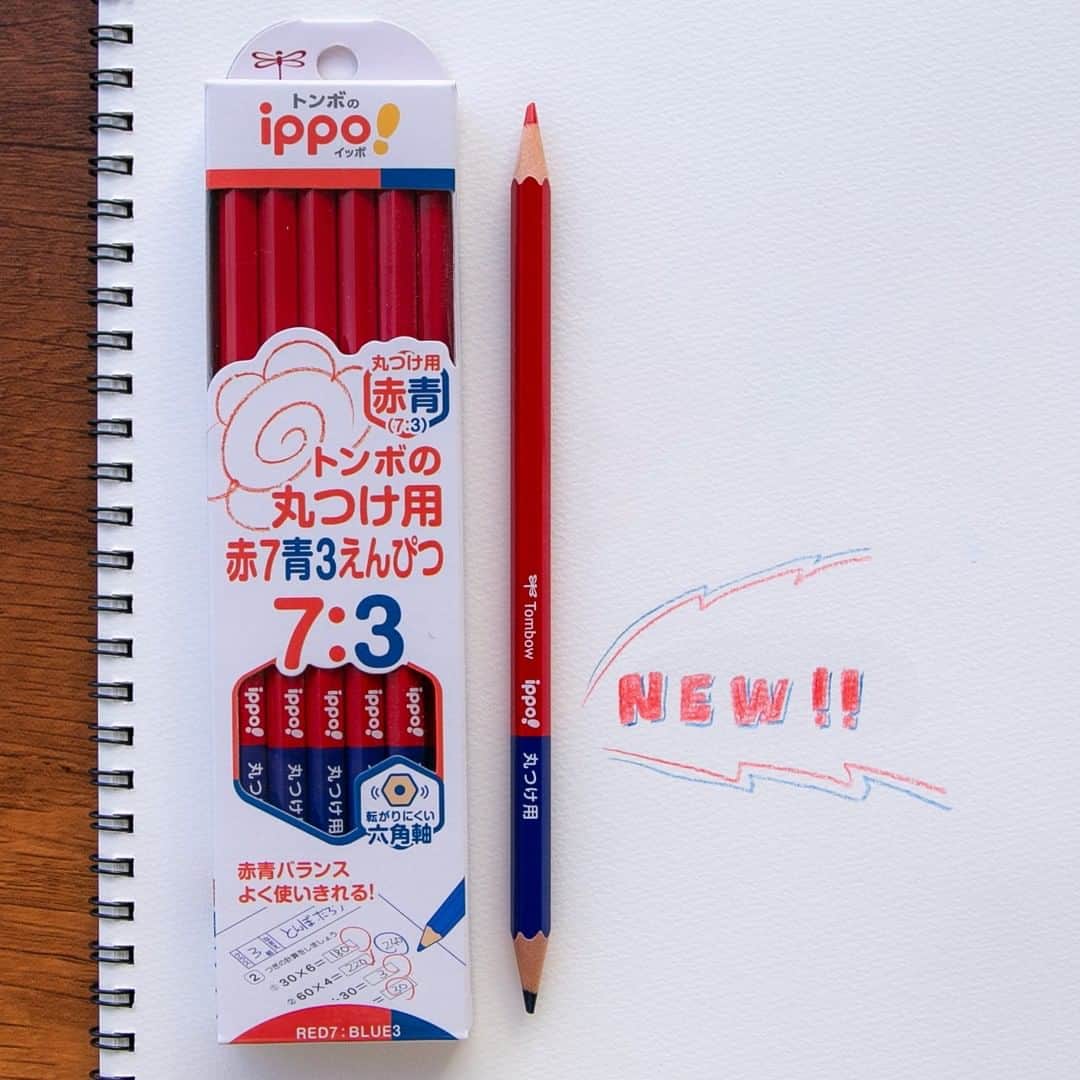 トンボ鉛筆さんのインスタグラム写真 - (トンボ鉛筆Instagram)「tombowpencil バランスよく使える赤青鉛筆が登場しました！ トンボのippo!から発売されている「丸つけ用赤青えんぴつ」のラインナップに、赤青の比率が7：3の製品が追加されました。  「ippo!丸つけ用赤えんぴつ」は丸つけに向いている独自の赤色を採用しています。 既存の赤青鉛筆でよく使われる朱色とは異なり、白色度の低い再生紙のノートやプリントでも鮮やかに発色して見やすい色として好評です✨  そんなippo!の赤青えんぴつで、よく使う赤芯を長めにしたのが今回の赤７青３えんぴつ。 丸つけでよく使う赤色が早くなくなってしまっていた方も赤青バランス良く１本を使えます🖍️ 赤も青も同じぐらい使う場合は、既存の5:5赤青えんぴつをどうぞ✨  . . . #家庭学習 #新入学 #小学生ママ #丸付け大変 #赤鉛筆 #家庭学習極め隊 #家庭学習ノート #リビング学習 #赤青鉛筆 #入学準備 #新学期 #tombow #stationery #stationerylove #handwritten #tombowpencil #トンボ鉛筆 #文房具 #文具 #文具好き #文房具好き #文具好きさんと繋がりたい #鉛筆 #かきかたえんぴつ #新一年生 #イッポ #pencillovers #トンボのイッポ #トンボのippo」11月12日 18時00分 - tombowpencil