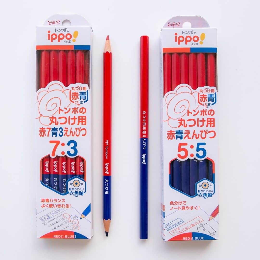 トンボ鉛筆さんのインスタグラム写真 - (トンボ鉛筆Instagram)「tombowpencil バランスよく使える赤青鉛筆が登場しました！ トンボのippo!から発売されている「丸つけ用赤青えんぴつ」のラインナップに、赤青の比率が7：3の製品が追加されました。  「ippo!丸つけ用赤えんぴつ」は丸つけに向いている独自の赤色を採用しています。 既存の赤青鉛筆でよく使われる朱色とは異なり、白色度の低い再生紙のノートやプリントでも鮮やかに発色して見やすい色として好評です✨  そんなippo!の赤青えんぴつで、よく使う赤芯を長めにしたのが今回の赤７青３えんぴつ。 丸つけでよく使う赤色が早くなくなってしまっていた方も赤青バランス良く１本を使えます🖍️ 赤も青も同じぐらい使う場合は、既存の5:5赤青えんぴつをどうぞ✨  . . . #家庭学習 #新入学 #小学生ママ #丸付け大変 #赤鉛筆 #家庭学習極め隊 #家庭学習ノート #リビング学習 #赤青鉛筆 #入学準備 #新学期 #tombow #stationery #stationerylove #handwritten #tombowpencil #トンボ鉛筆 #文房具 #文具 #文具好き #文房具好き #文具好きさんと繋がりたい #鉛筆 #かきかたえんぴつ #新一年生 #イッポ #pencillovers #トンボのイッポ #トンボのippo」11月12日 18時00分 - tombowpencil