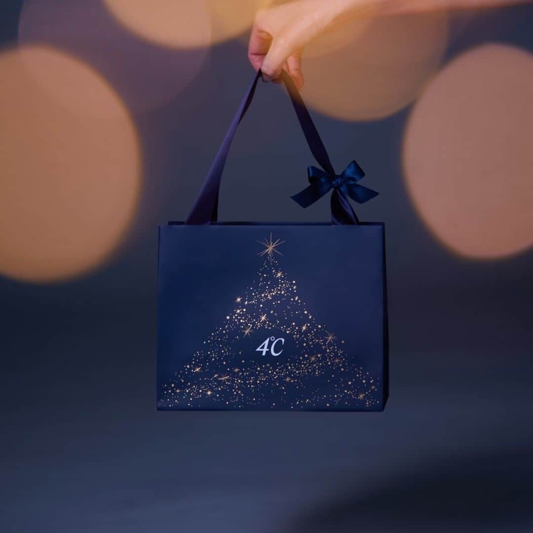 ４℃ / ヨンドシーさんのインスタグラム写真 - (４℃ / ヨンドシーInstagram)「・ ・ 【2020 Special Shopper】 ・ クリスマスの夜空をイメージし、瞬く星でクリスマスツリーを描いた今年だけの限定ショッパー。 ・ オンラインショップではクリスマス限定とクリスマスコレクションのジュエリーのみにお付けいたします。 ・ 【数量限定】 ・ #ヨンドシー #ジュエリー #プレゼント #ギフト #ファッション #ご褒美 #ご褒美ジュエリー #クリスマスツリー #クリスマス #クリスマスプレゼント #クリスマスギフト  #jewelry #present #gift #christmastree #fashion #fashionjewelry #christmas #christmaspresents #christmasgift #shopper」11月12日 18時00分 - 4c_jewelry