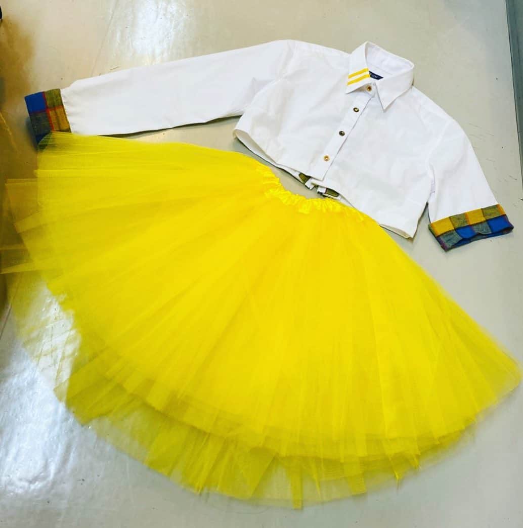佐藤梨菜のインスタグラム：「🐥💛 #ハンドメイド #衣装 #シャツ #リメイク #idol #ホットボンド大活躍 #黄色コーデ #黄色担当 #いいね #フォロー #コメント大歓迎 #아이돌 #좋아요 #좋아요환영 #팔로우미」