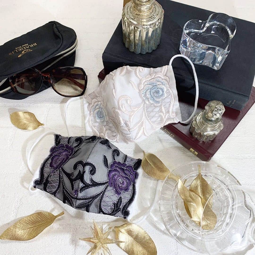 BradelisNewYork/ブラデリスニューヨークのインスタグラム：「BRADELIS New York オリジナル マスク NewArrival.+  レースを使用した『ブラデリス オリジナルマスク』の第三弾が登場！ 今回はバラのモチーフが上品なデザイン.+  肌側には、消臭・防汚・UVカット機能ある綿100%素材を使用.+ お肌にやさしく、耳紐は調整可能なので、お顔のサイズに合わせてぴったりフィット♪ さらにオリジナル立体パターンを採用し、ずれにくく息苦しさも感じにくい設計です。  洗って何度も繰り返し使えます♪ マスクライフのおしゃれにぜひ取り入れてみてください♡  カラー：クリーム、プラム １枚　1,650（税込） . . . #ブラデリスニューヨーク #オリジナルマスク #サスティナブル  #bradelis #bradelisnewyork #ブラデリス #育乳ブラ #育乳 #補整ブラ #補整下着」