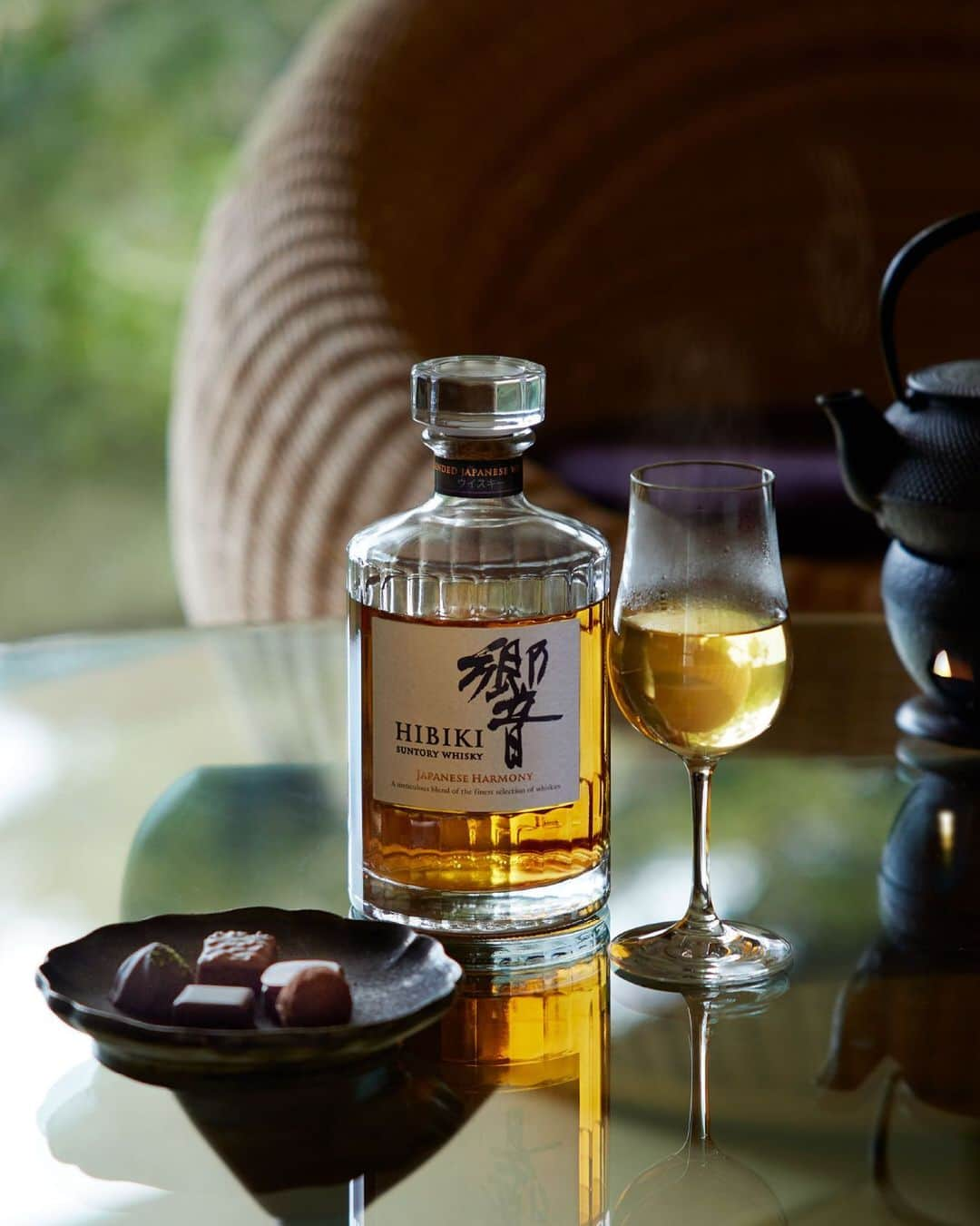 響 | SUNTORY WHISKY HIBIKIさんのインスタグラム写真 - (響 | SUNTORY WHISKY HIBIKIInstagram)「. HIBIKI TIME　～二十四節気・立冬～  穏やかなひと時、巡る季節に想いを寄せる Think of the passage of seasons and enjoy a quiet moment.  #hibiki #響 #二十四節気 #24seasons #立冬 #ritto #初冬 #earlywinter #鉄瓶 #ironkettle #お湯割り #ホットウイスキー #hotwhisky #チョコレート #chocolate #withnature」11月12日 18時02分 - suntorywhisky_hibiki