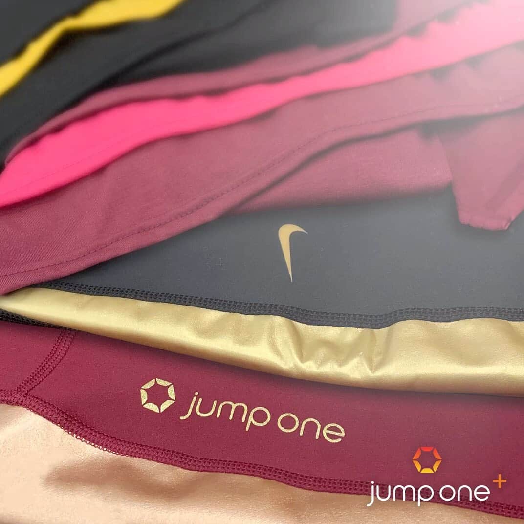 jump one（ジャンプワン）さんのインスタグラム写真 - (jump one（ジャンプワン）Instagram)「. 【 Apparel Brand「jump one+」 商品紹介 】 . クリスマスカラーのタンクトップ、レギンスが新登場！🎄 . タンクトップは、前面に3段のフリルが配置された女性らしいデザイン。 2段目のフリルが明るく印象的です。 バーガンディー×ピンクとブラック×マスタードの2色展開。 . レギンスは、jump one と NIKE のダブルネーム✨ サイドに入るメタリックカラーの切り替えがアクセント！ 先ほどのタンクトップとのセットアップはもちろん、 お手持ちのアイテムとのコーディネートも◎ . 11/15(Sun)から開催される『Xmas Special Lesson』を クリスマスカラーで楽しみましょう♪ . . ※店舗以外でのご購入を希望される方は、こちらよりお気軽にお問合せください。 URL: https://www.jumpone.jp/contact/ . ■ jump one+ フリルタンクトップ【NEW】 ¥6,900 + tax SIZE : Women’s 36/38 COLOR：バーガンディー/ブラック . ■ jump one+ NIKE サイドメタリックレギンス(フルレングス)【NEW】 ¥9,900 + tax SIZE : Women’s 34/36/38 COLOR：バーガンディー/ブラック . サイズに関してはこちらをご覧ください。 URL: https://www.jumpone.jp/size-guide/ . . ※明日11/13(Fri)より各店順次販売開始いたします。 ※フリルタンクトップ、サイドメタリックレギンスはWomen’sのみの販売となります。 ※販売開始日は都合により予告なく変更になる場合がございます。あらかじめご了承ください。 . . #jumpone #ジャンプワン #jumponeplus #diet #ダイエット #筋トレ #トレーニング #ボディメイク #フィットネス #ワークアウト #ストレス発散 #エクササイズ #有酸素運動 #トレーニング女子 #腹筋割りたい #ジム女子 #暗闇フィットネス #トランポリンダイエット #暗闇トランポリン #トランポリンフィットネス #アスレジャー #アスレジャーファッション #新商品発売 #新商品情報 #クリスマスカラー #タンクトップ  #ダブルネーム #メタリック #レギンス」11月12日 18時03分 - jumpone_official