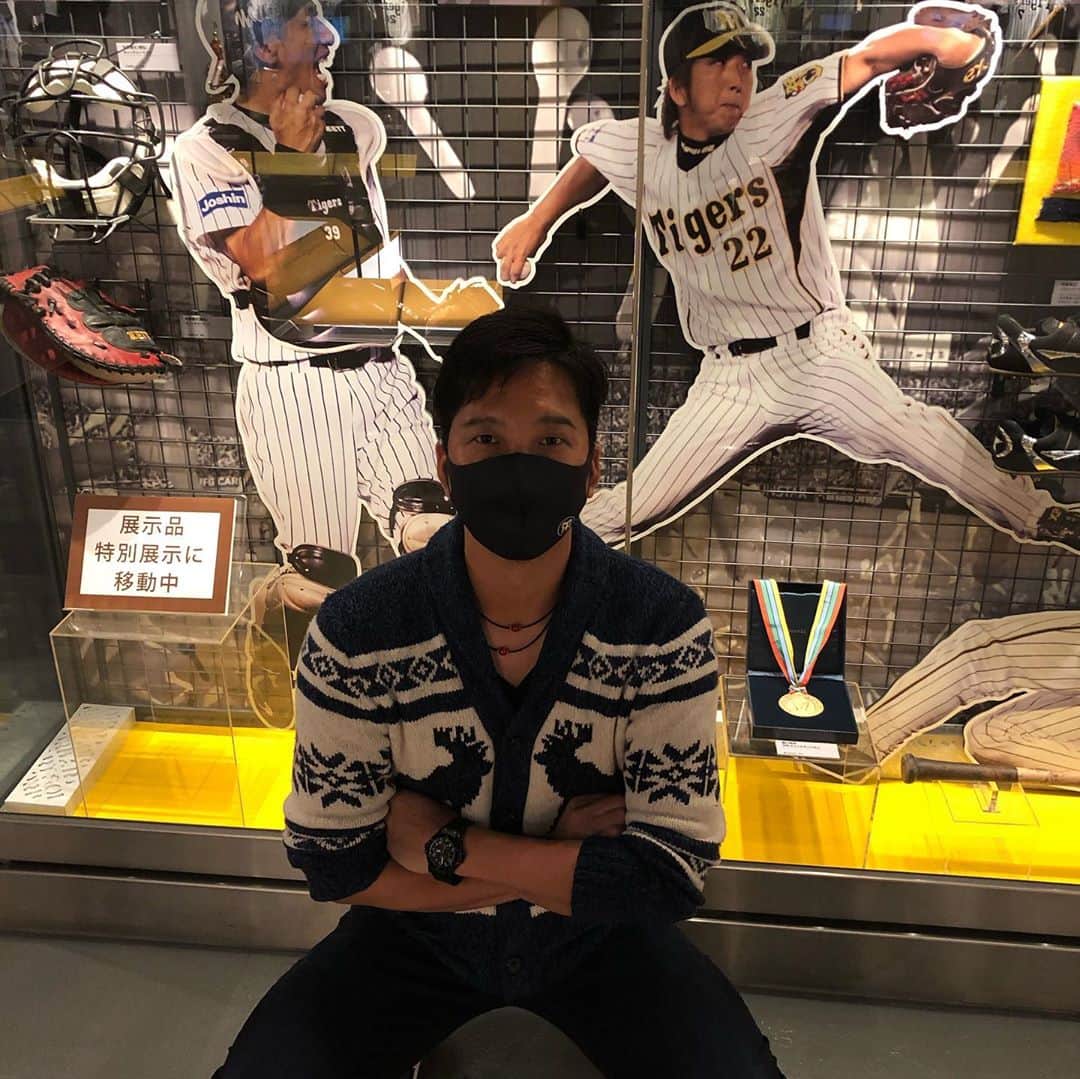 藤川球児さんのインスタグラム写真 - (藤川球児Instagram)「#甲子園歴史館 へ 楽しかったけど、途中緊張して肩凝りが…背筋が伸びたね😅先輩方の偉大さに敬意を改めて感じました。藤川球児ゾーンを見た時は自分の事だと感じられませんでした。。 #kyuji22  #レジェンド」11月12日 18時04分 - fujikawa_kyuji22