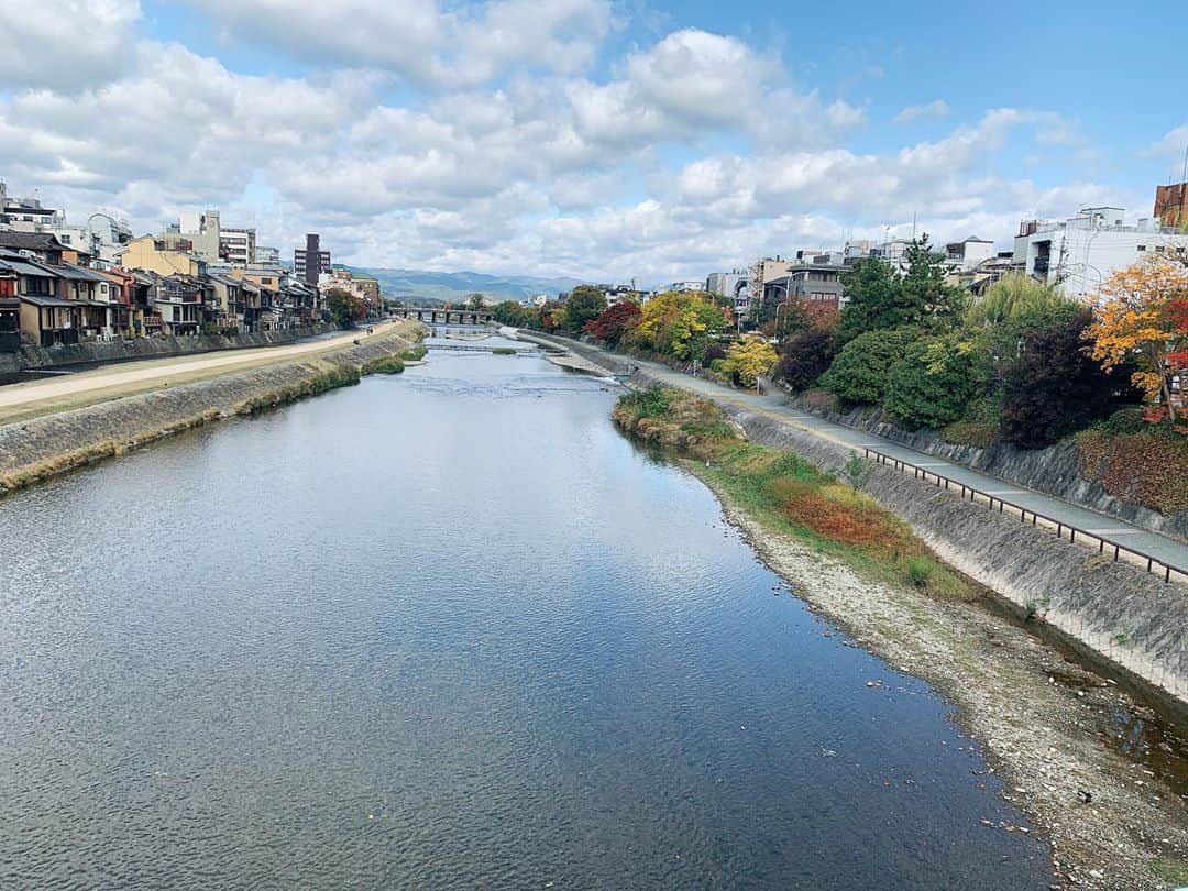 SHINTANITOUKOのインスタグラム：「この写真めちゃ綺麗に撮れた😭 紅葉も川も綺麗で癒された🍁🏯  #京都観光 #京都旅行 #旅行 #京都 #そうだ京都行こう #綺麗 #紅葉 #川 #秋景色 #景色 #風景 #秋 #癒される #京都好き #また行きたい #川沿い」